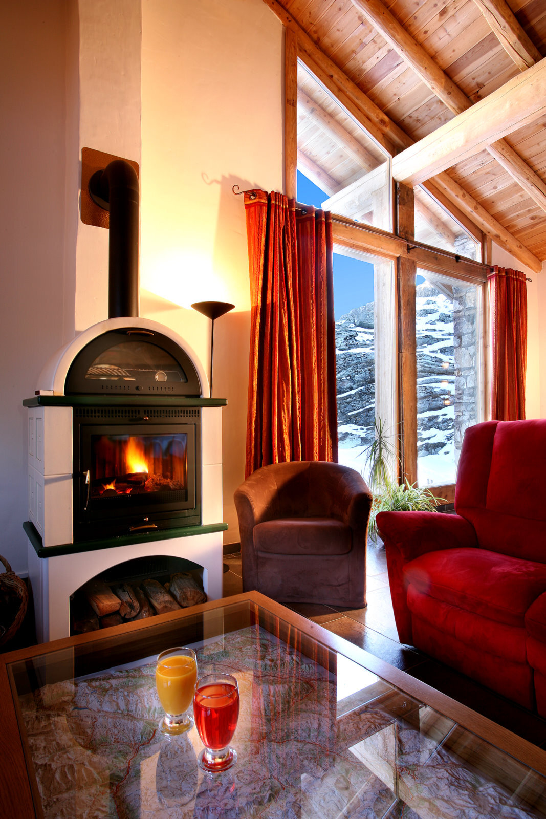 Gemütliches Wohnzimmer mit Kamin und Bergblick
