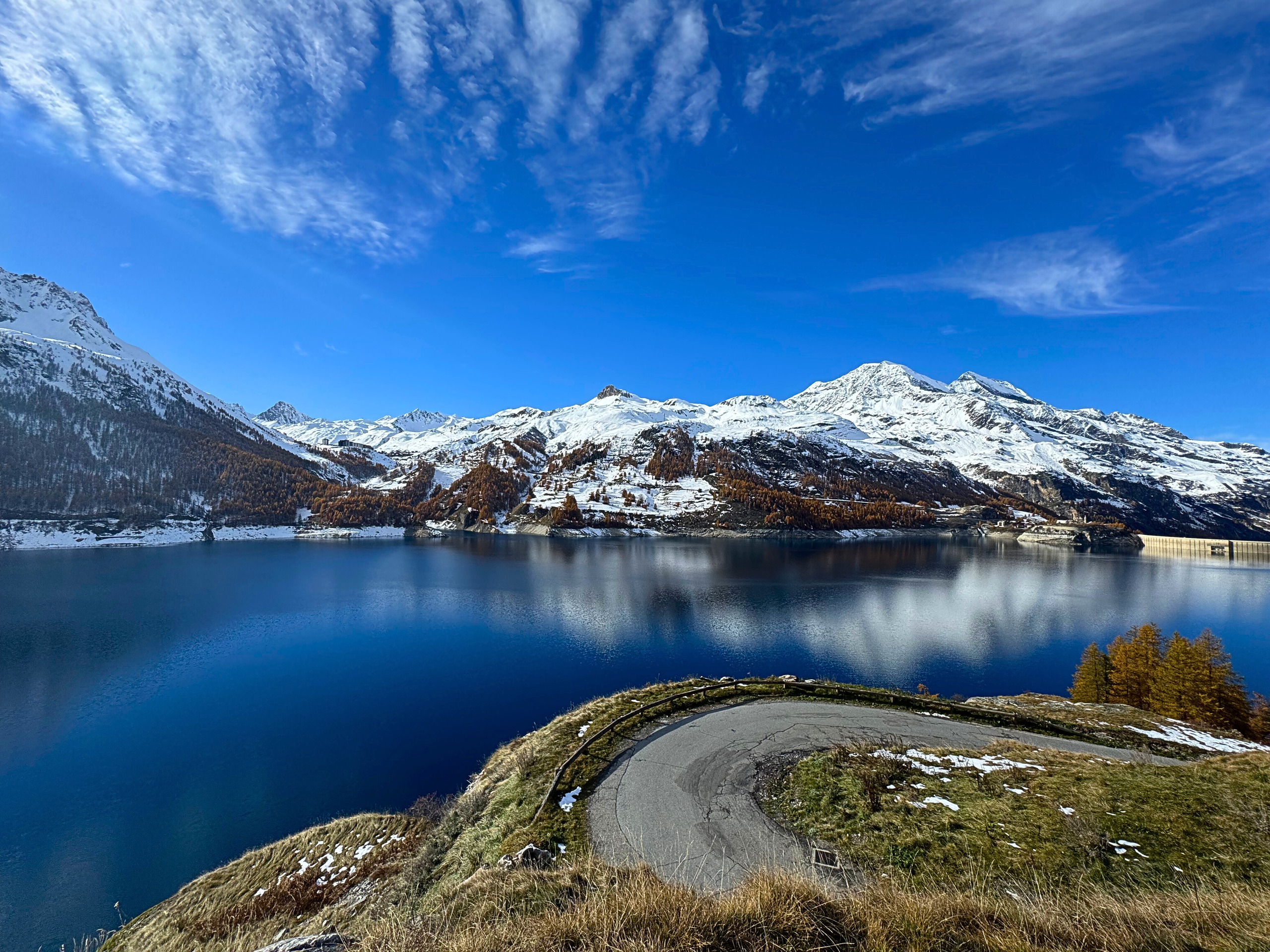 Bergsee mit Schneelandschaft