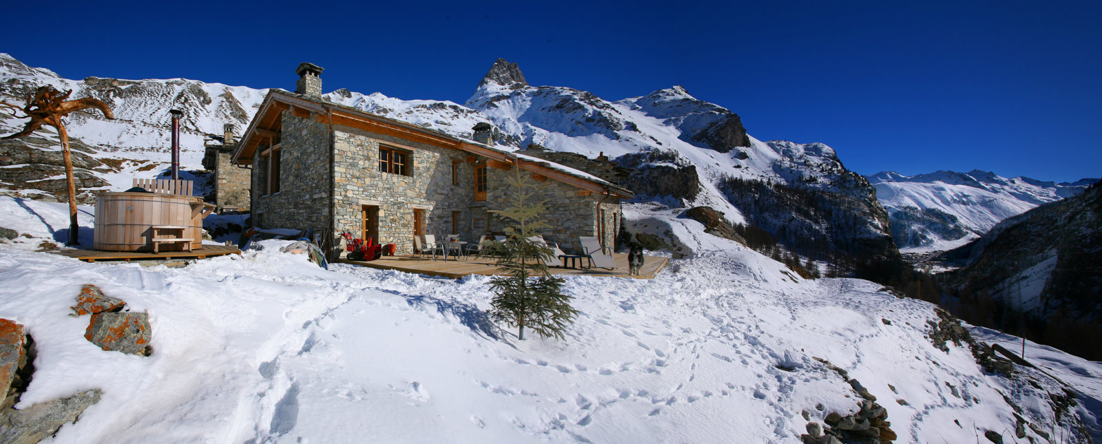 Berghütte mit Panoramablick auf verschneite Berge