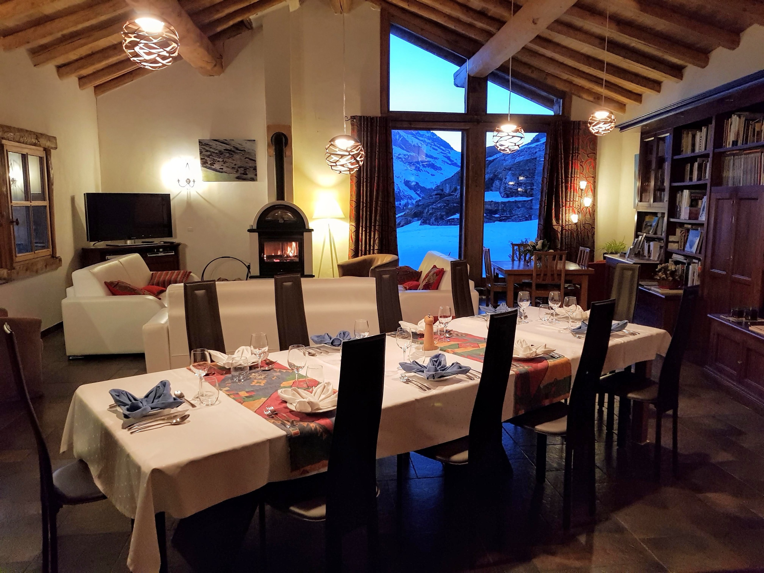 Gemütlicher Ess- und Wohnbereich im Chalet-Stil