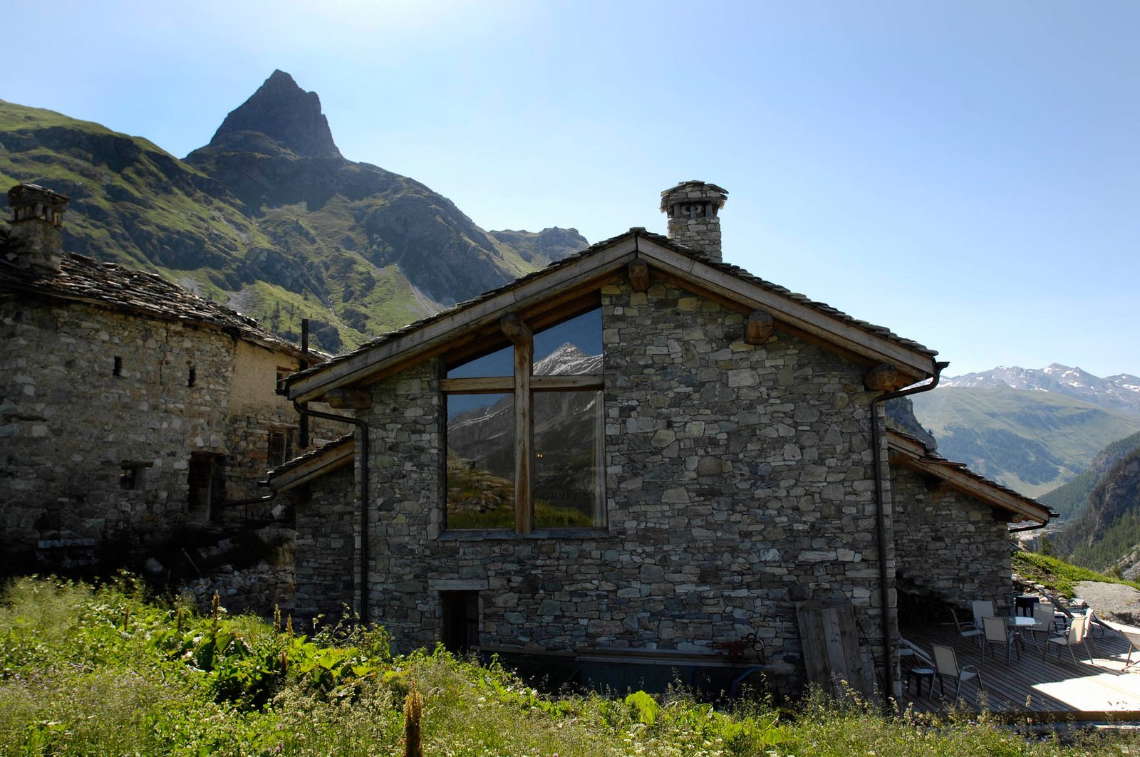 Alpines Steinhaus mit Bergblick