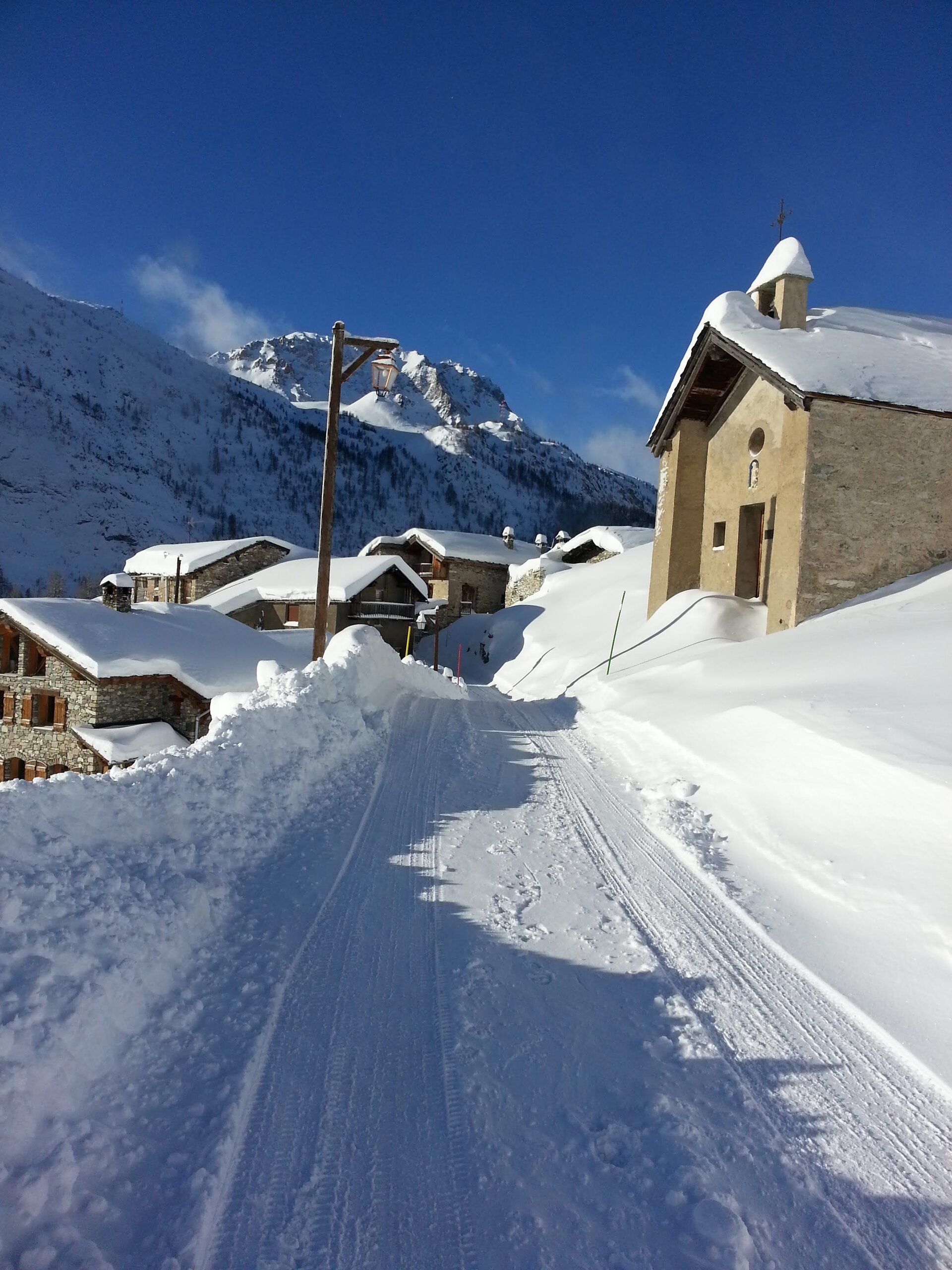 Verschneite Bergsiedlung mit Chalets