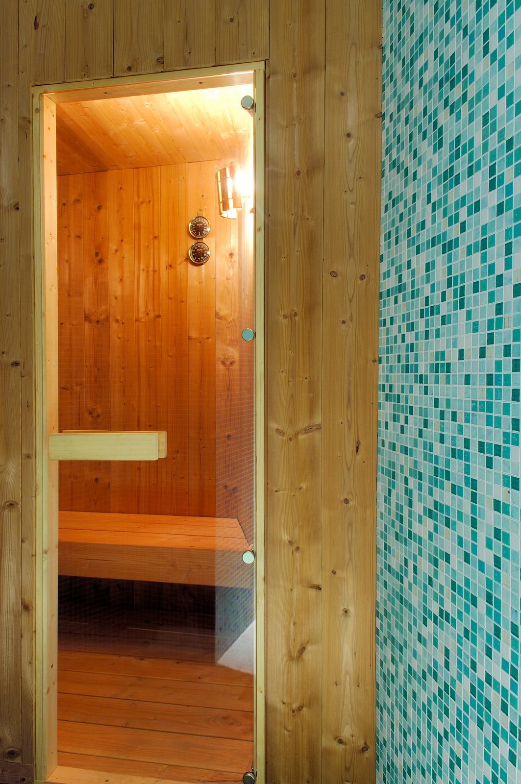 Saunabereich mit Holzausbau und Mosaikwand