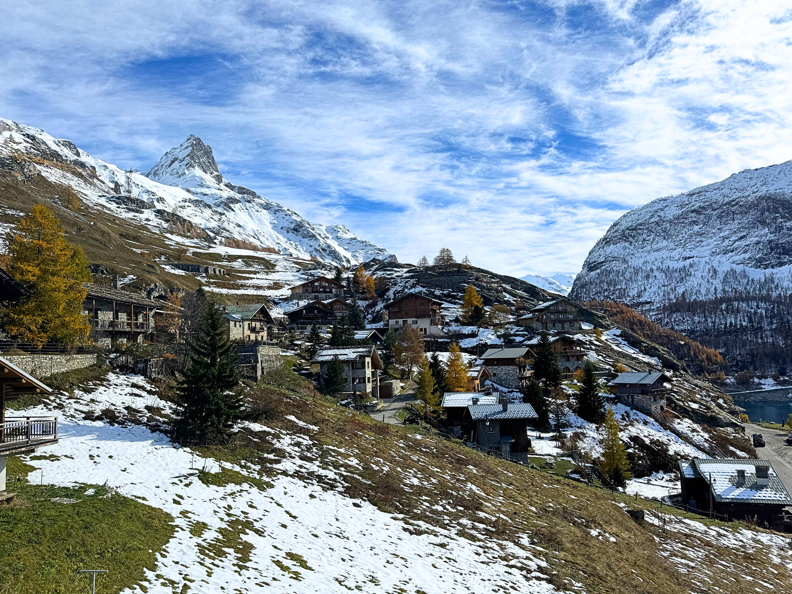 Alpines Bergdorf im Schnee