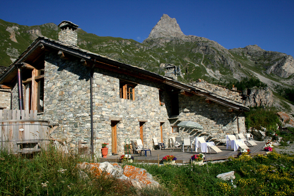 Alpines Steinhaus mit Terrasse