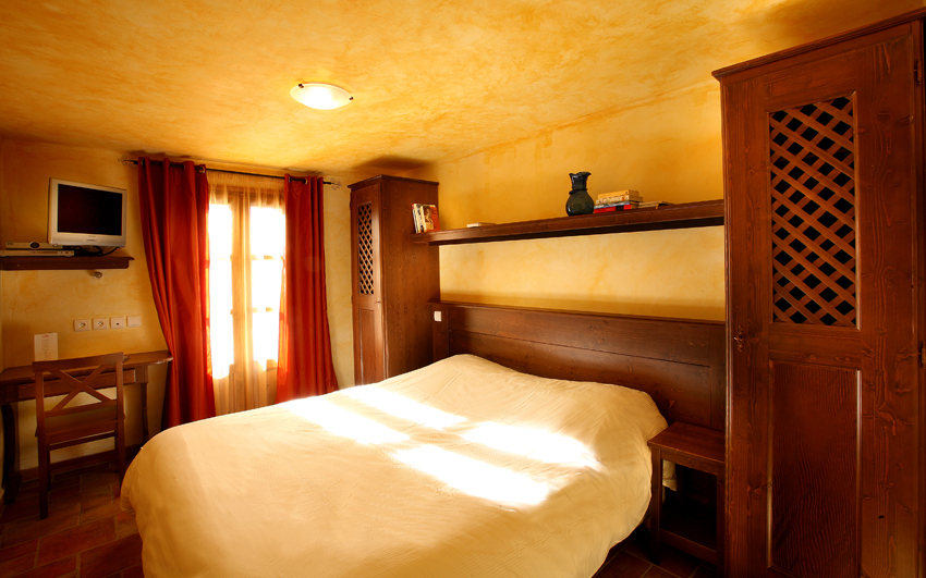 Gemütliches Schlafzimmer mit warmem Licht