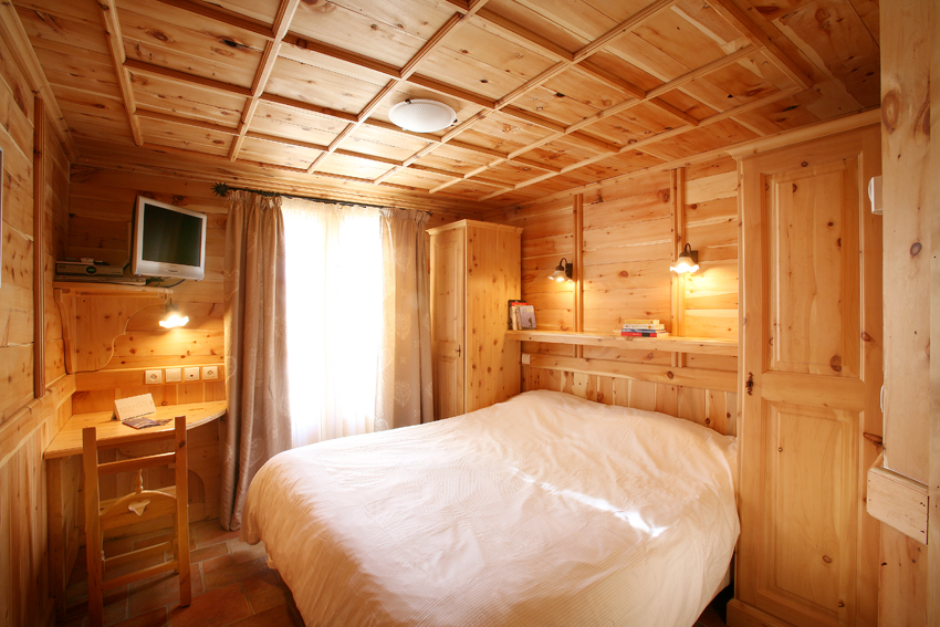 Rustikales Schlafzimmer in Holzoptik