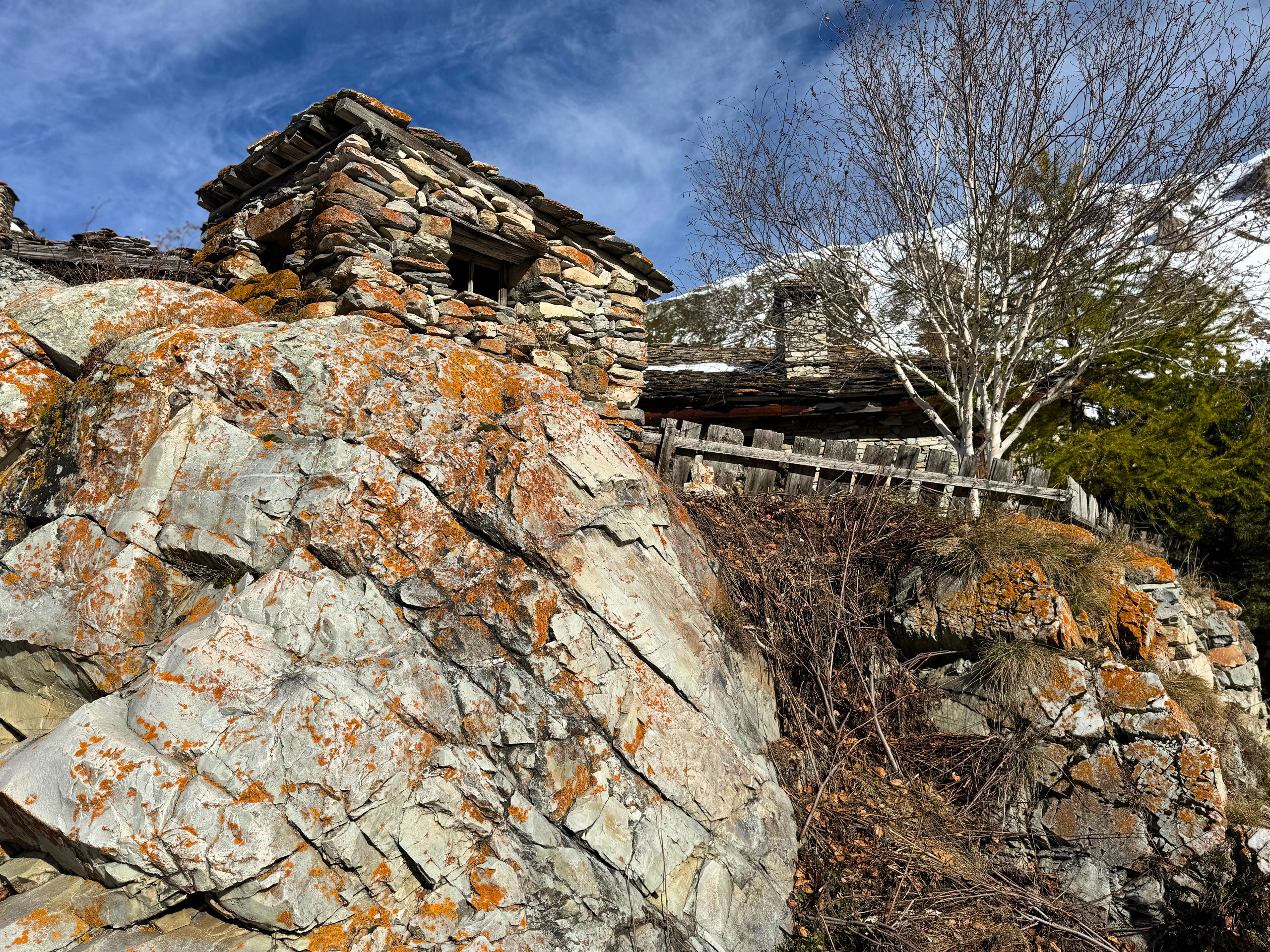 Rustikales Steinhaus in felsiger Berglandschaft