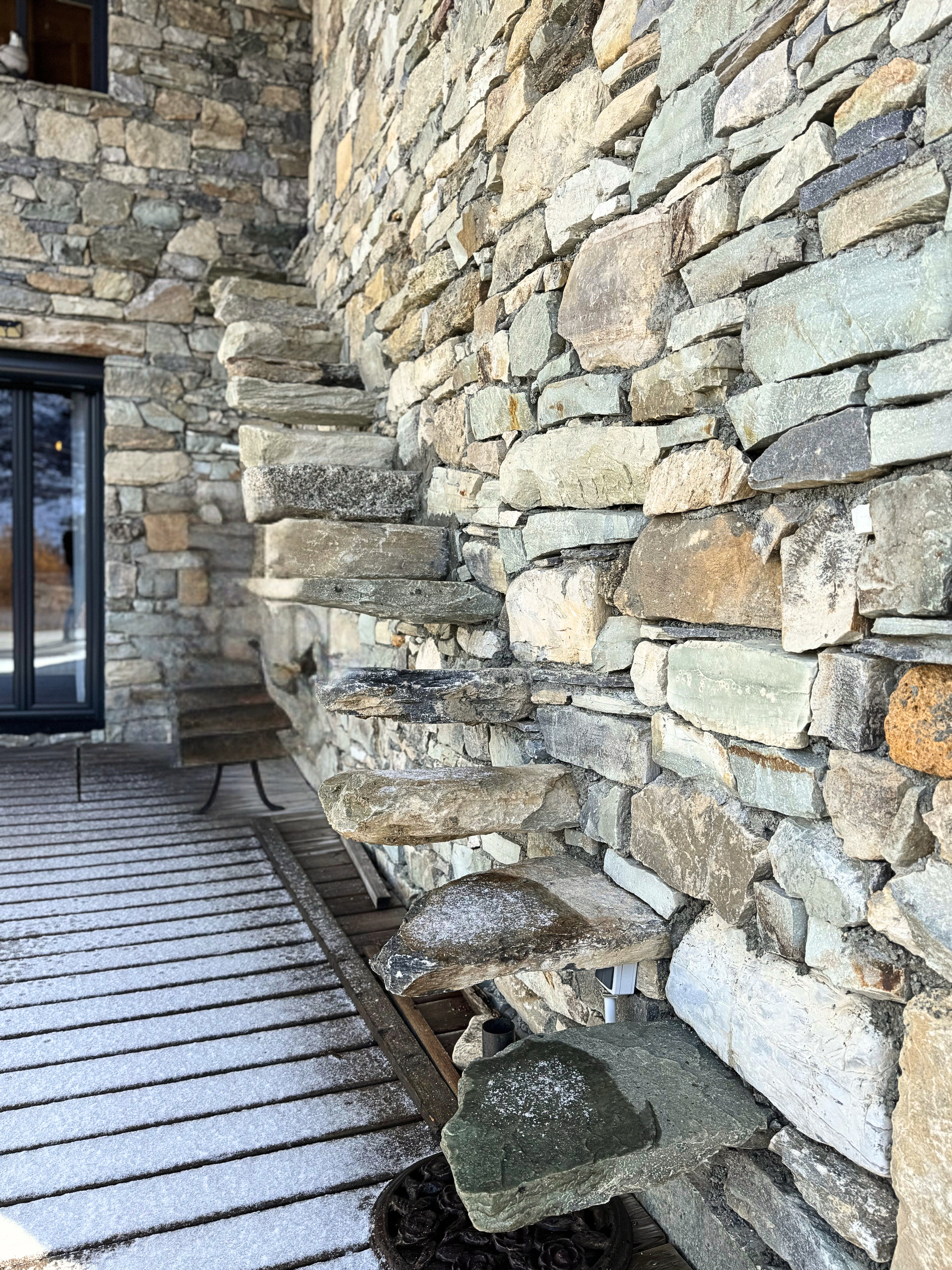Steintreppe an rustikaler Außenwand