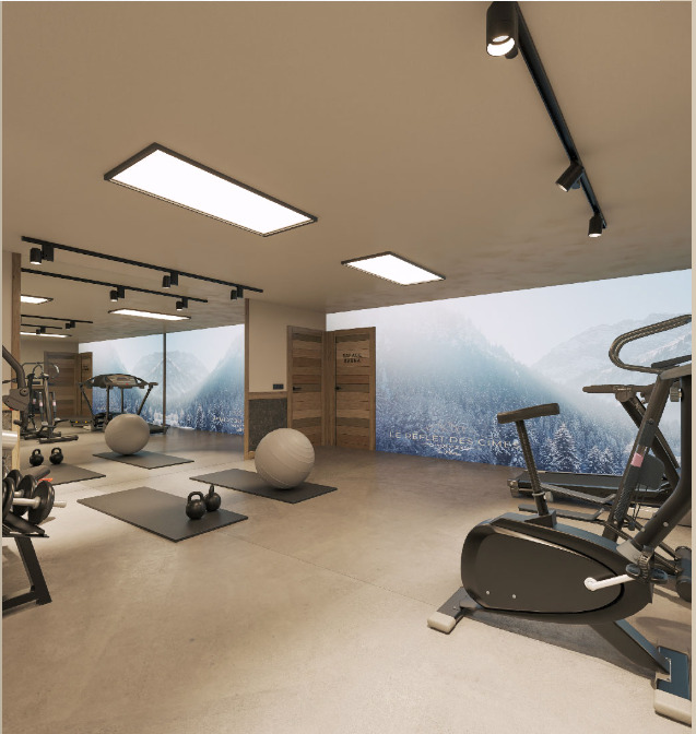 Fitnessraum mit Trainingsgeräten und Panoramawand