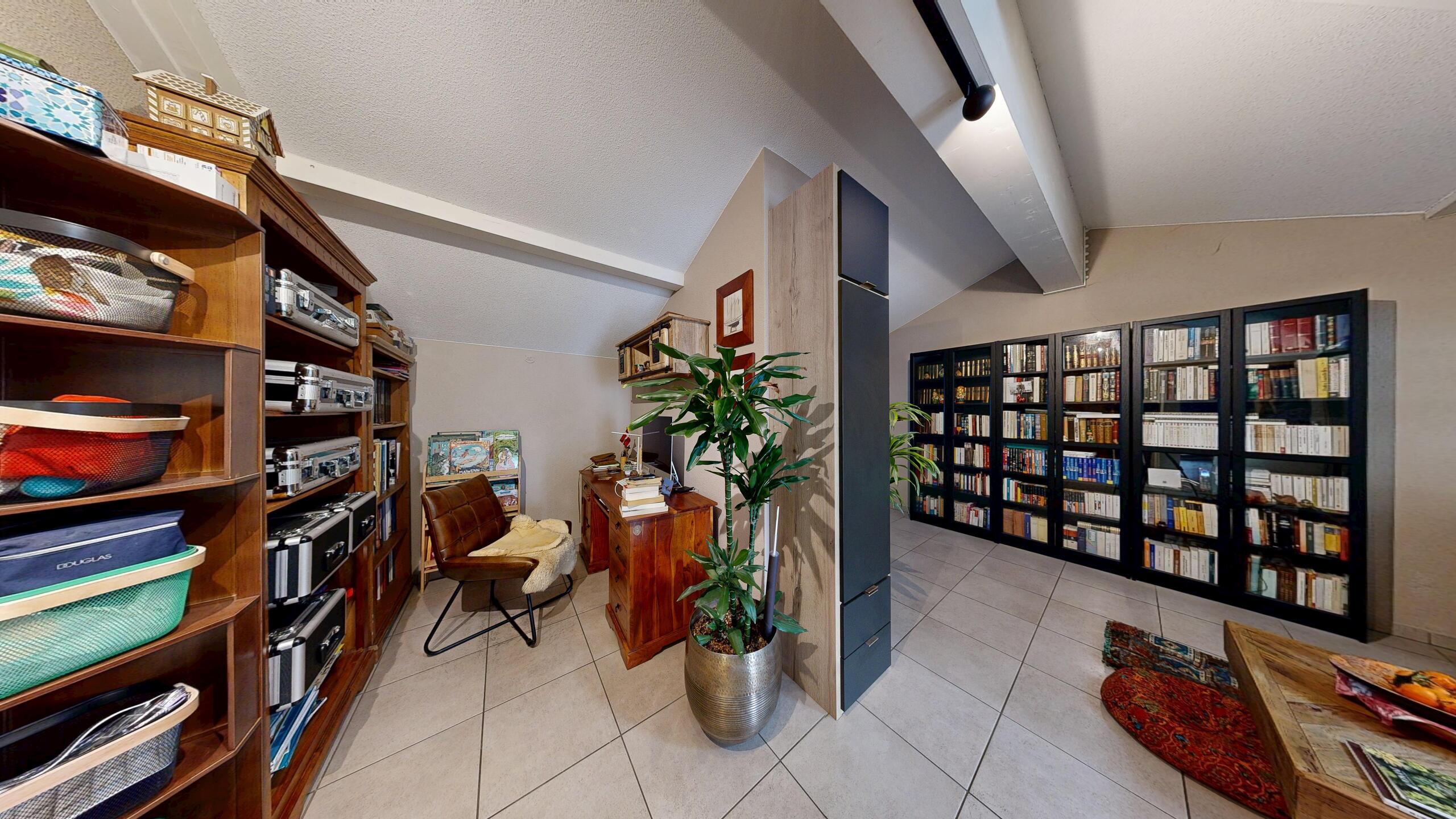 Arbeits- und Bibliotheksraum im Dachgeschoss