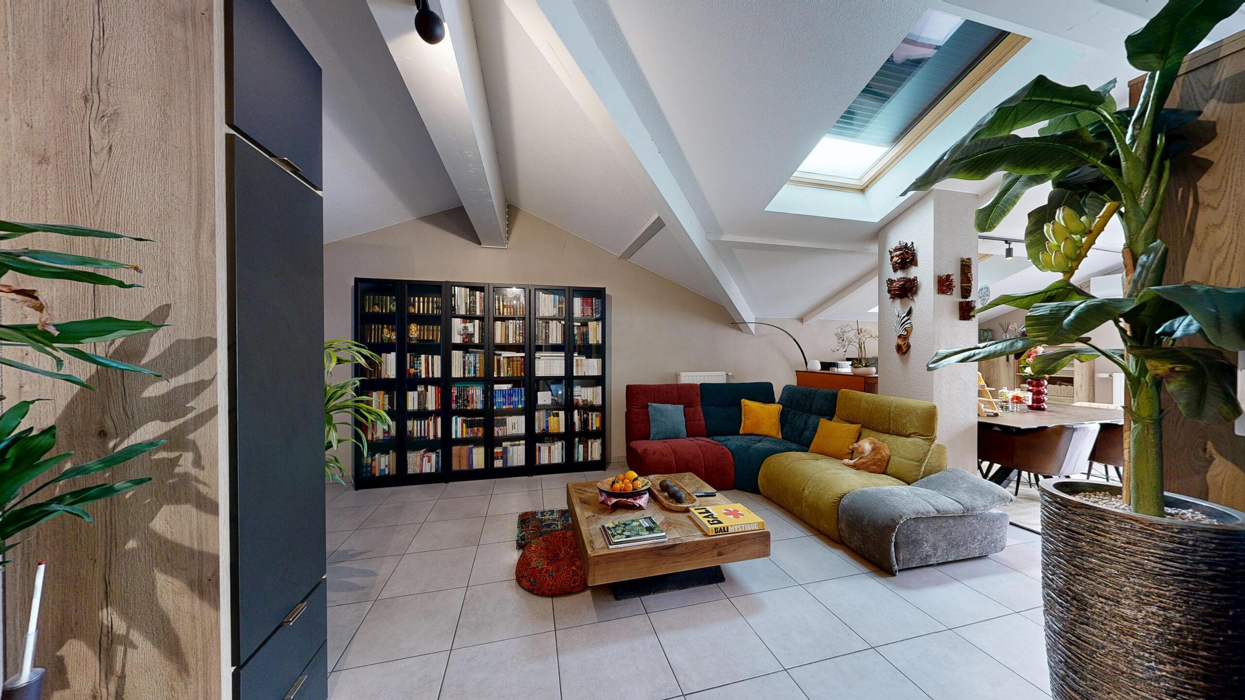 Helles Dachgeschoss-Wohnzimmer mit Leseecke