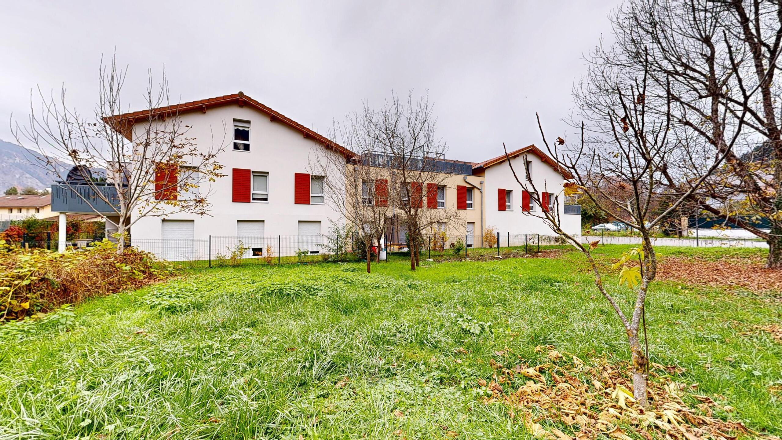 Wohngebäude mit Garten