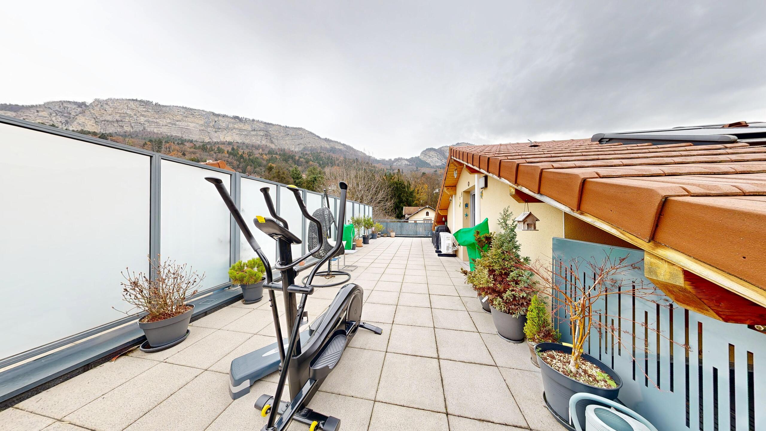 Dachterrasse mit Bergblick