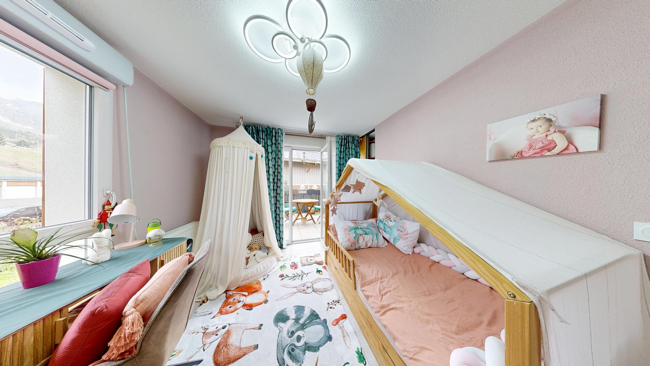 Verspieltes Kinderzimmer mit Tageslicht