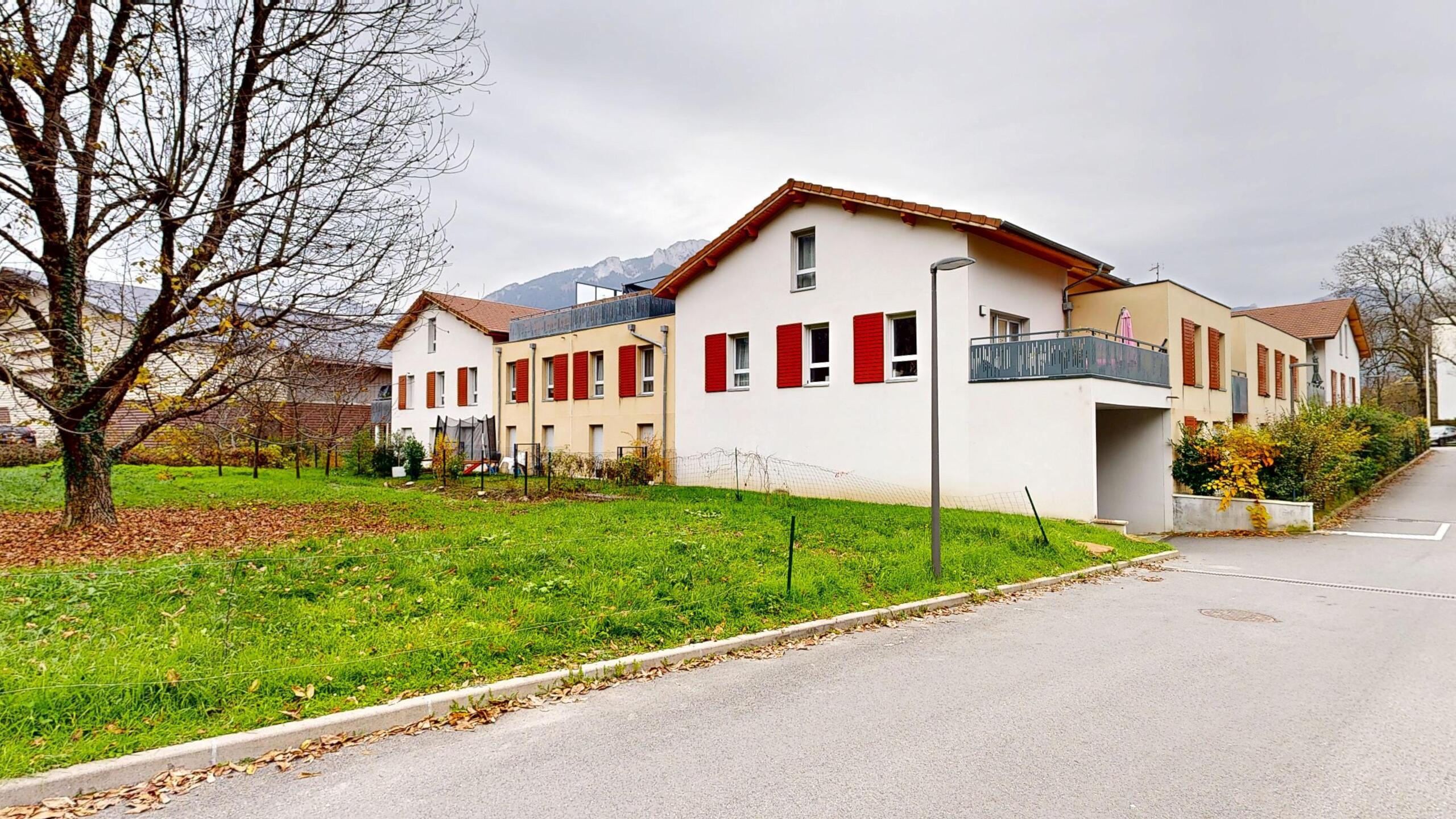 Wohnanlage mit Mehrfamilienhäusern und Gartenbereich