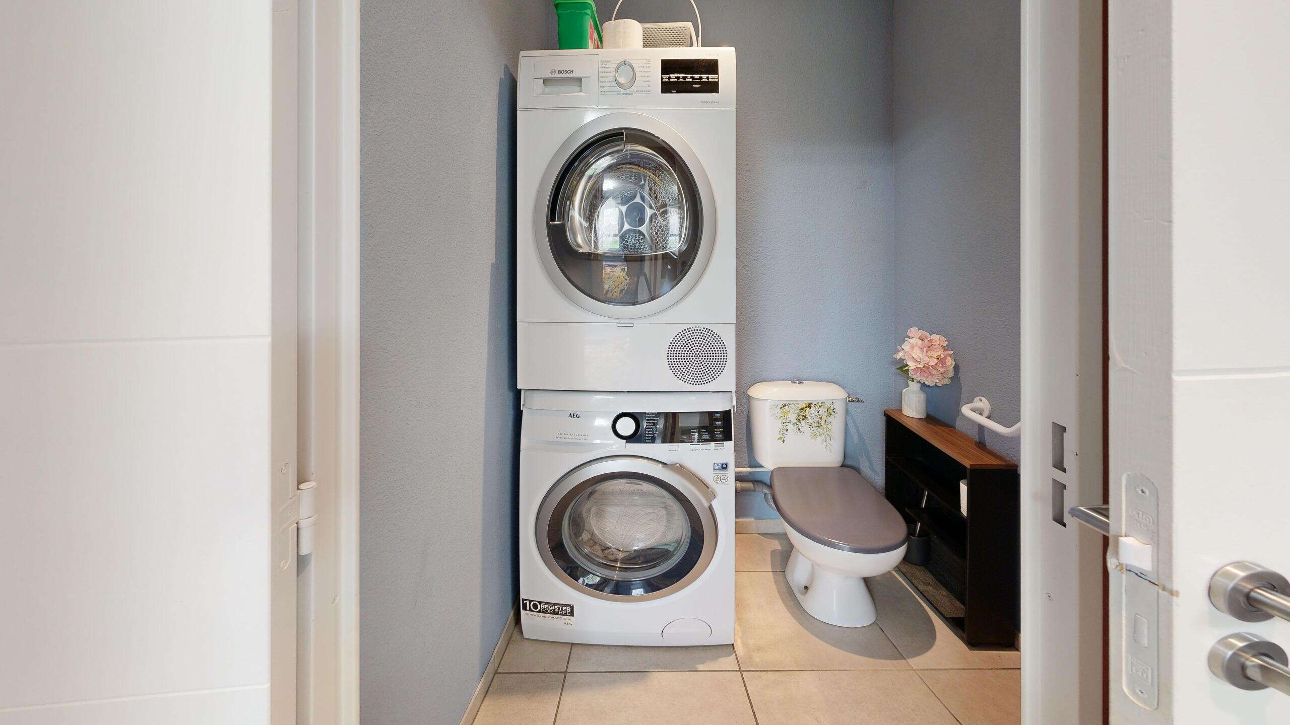 Kleiner Hauswirtschaftsraum mit WC