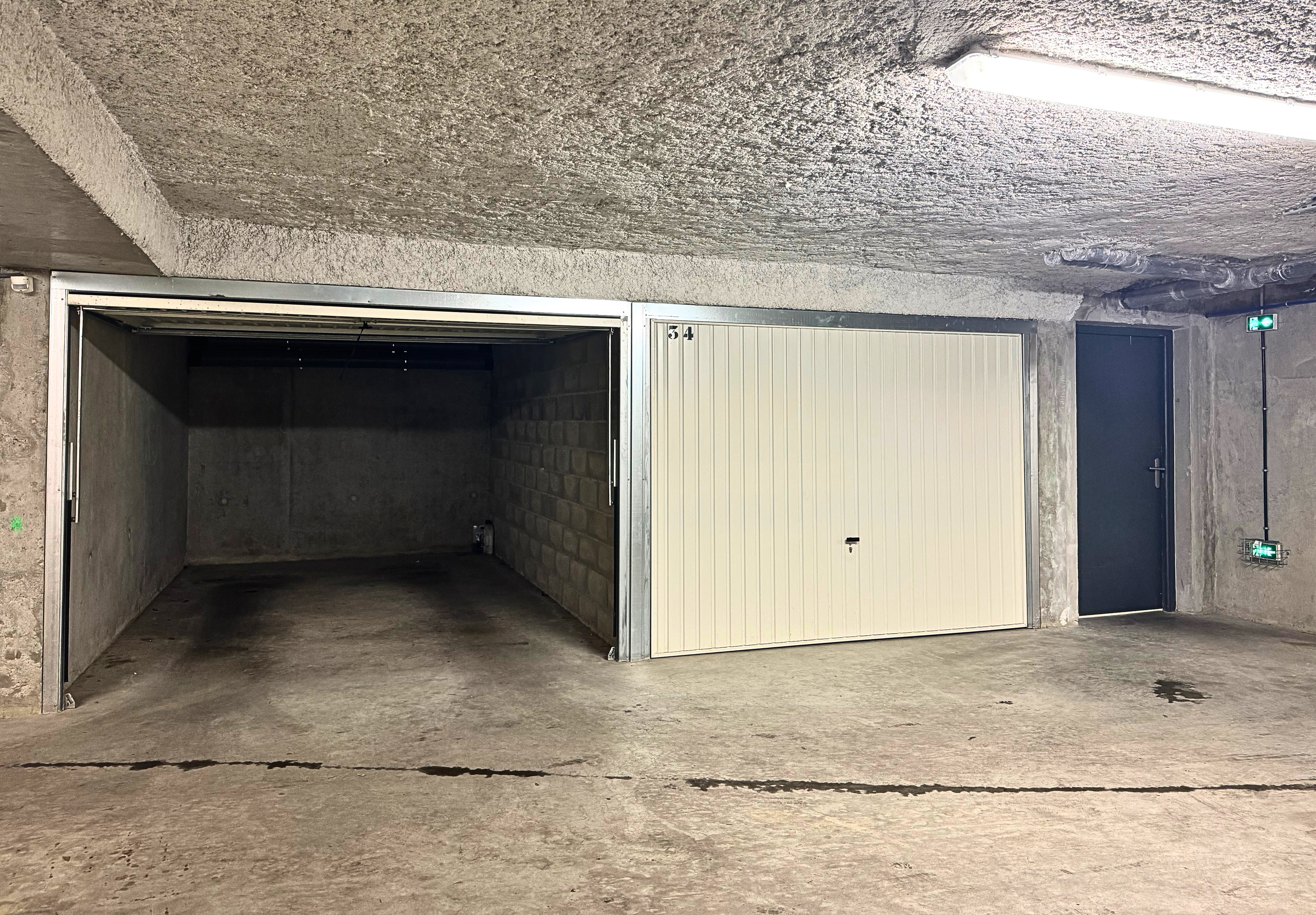 Tiefgarage mit Einzelgarage und Nebenraum