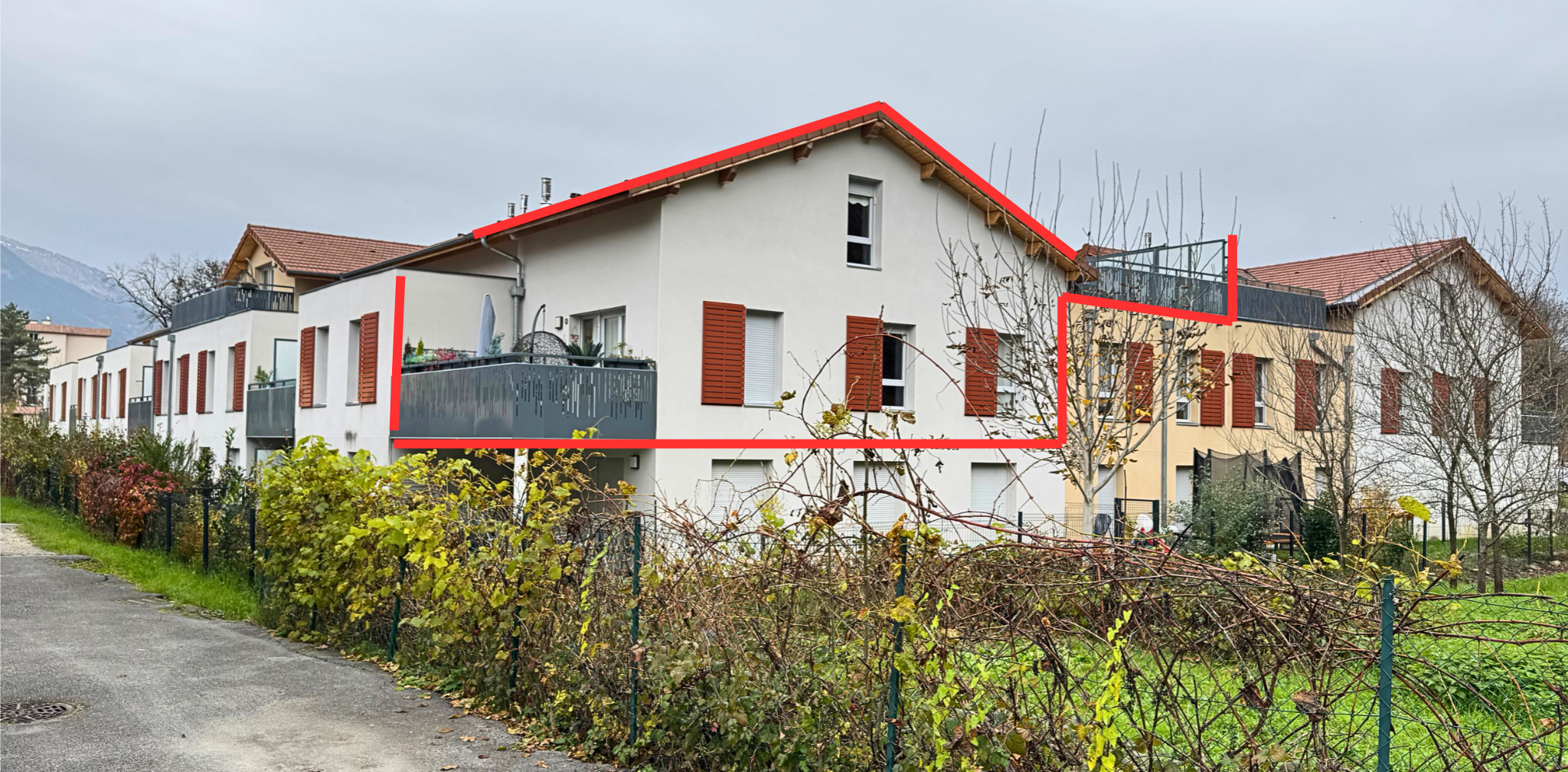 Wohnhaus mit Balkonen und Satteldach