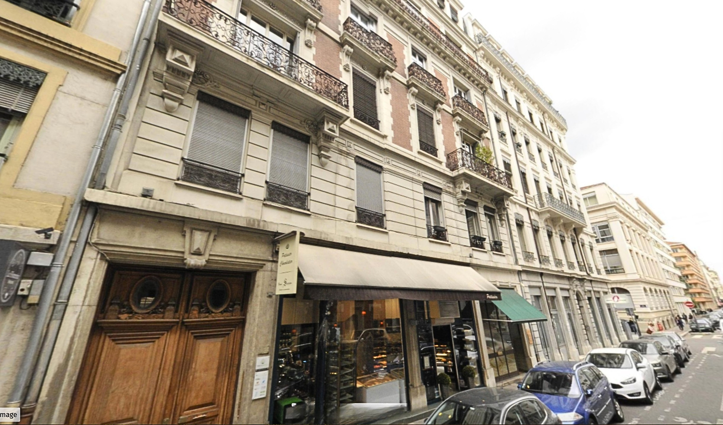 Historische Stadthausfassade mit Balkonen