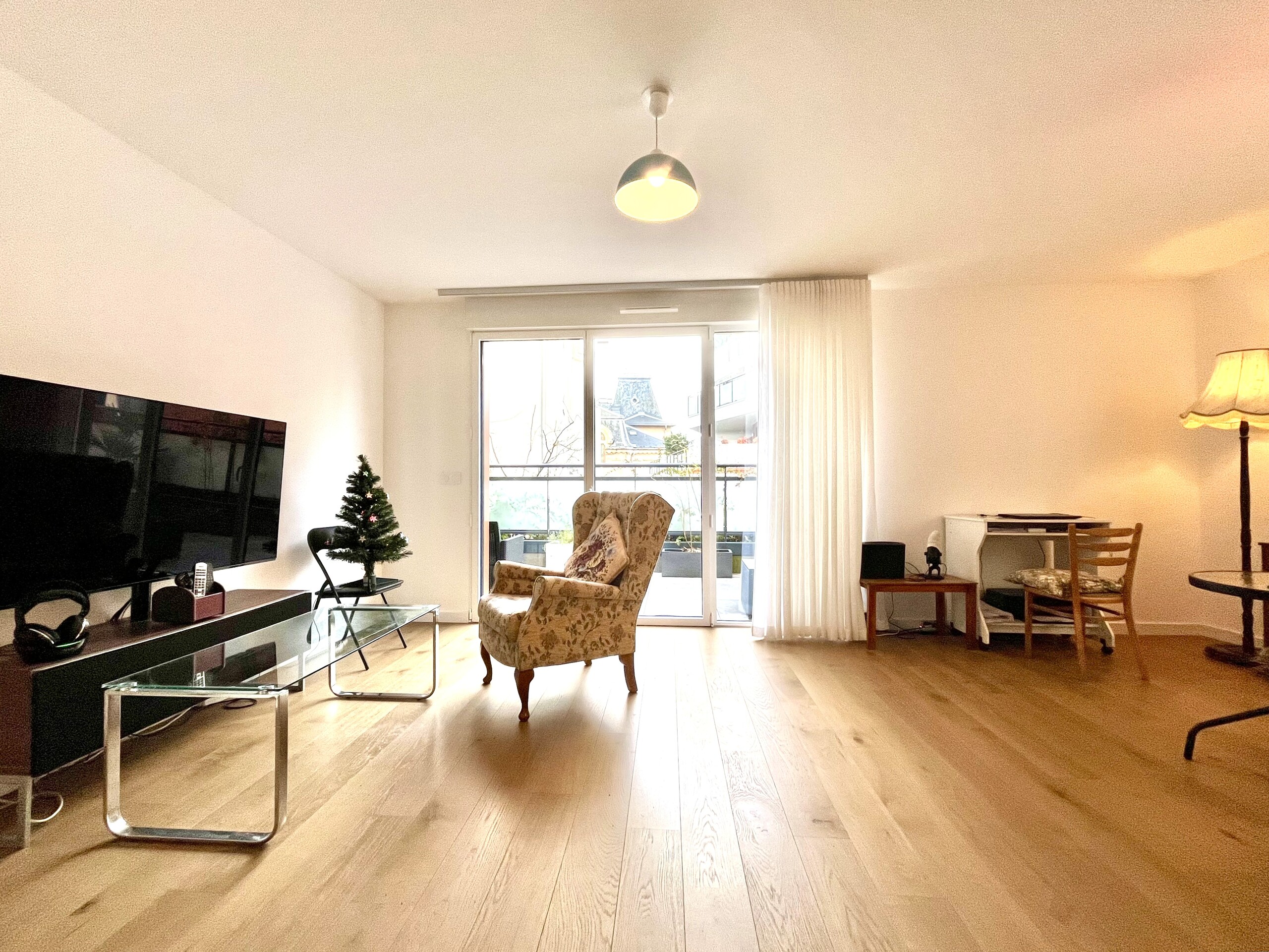 Helles, modern möbliertes Wohnzimmer mit Balkonzugang