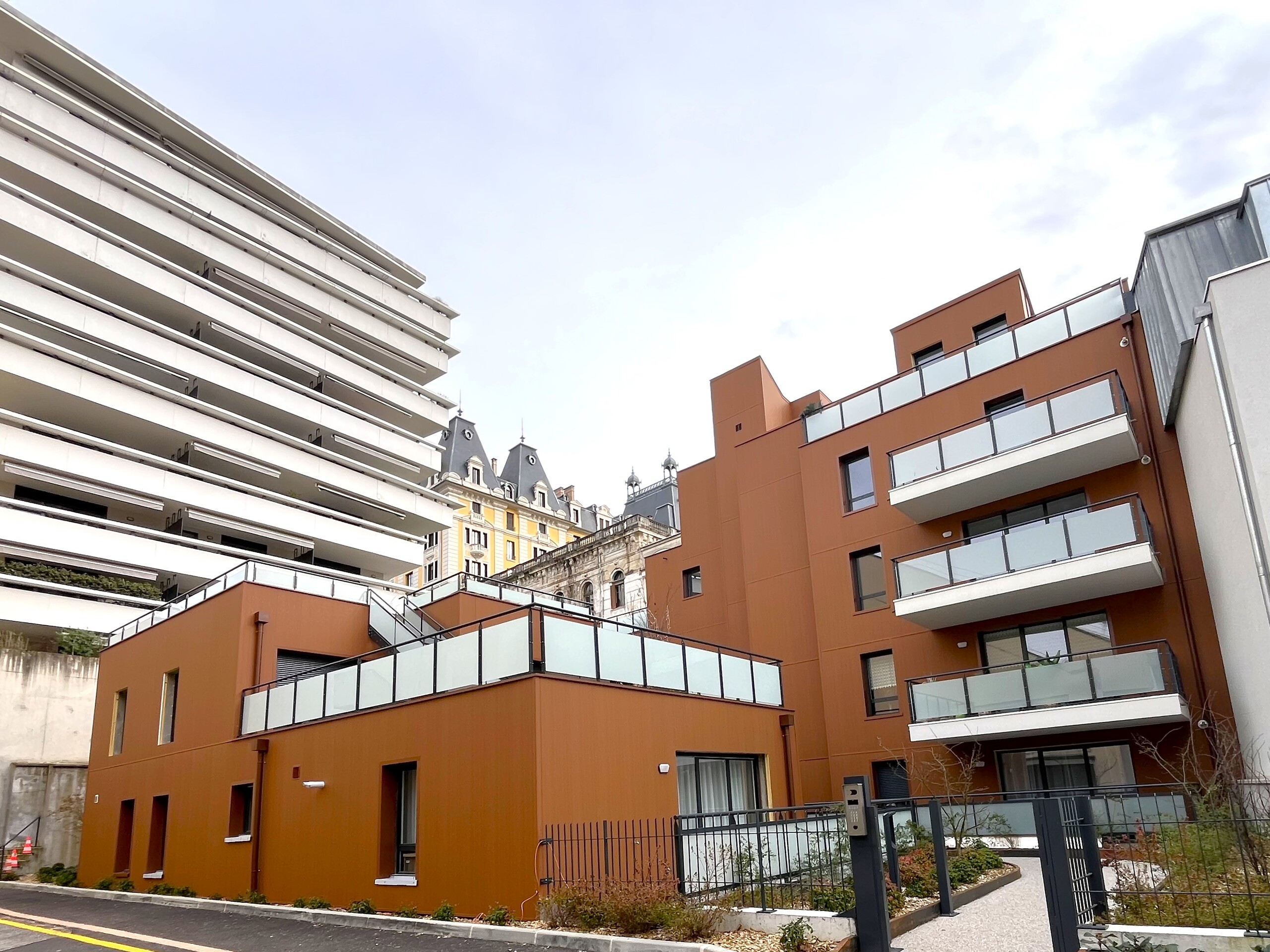 Moderner Wohnkomplex mit Terrassen