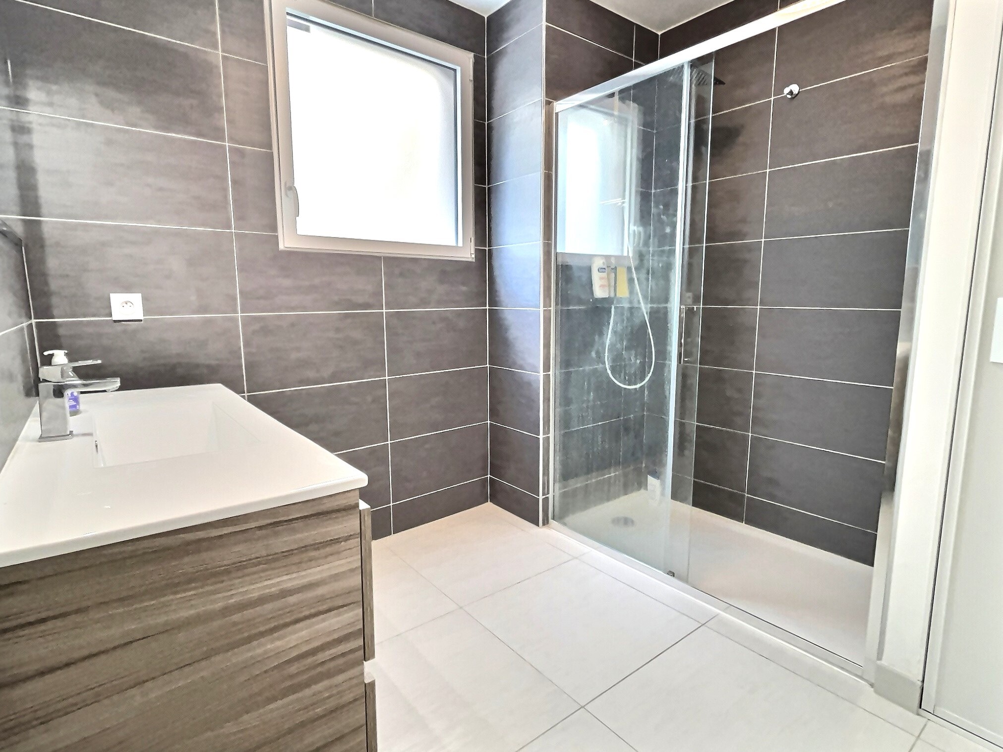 Modernes Badezimmer mit Dusche