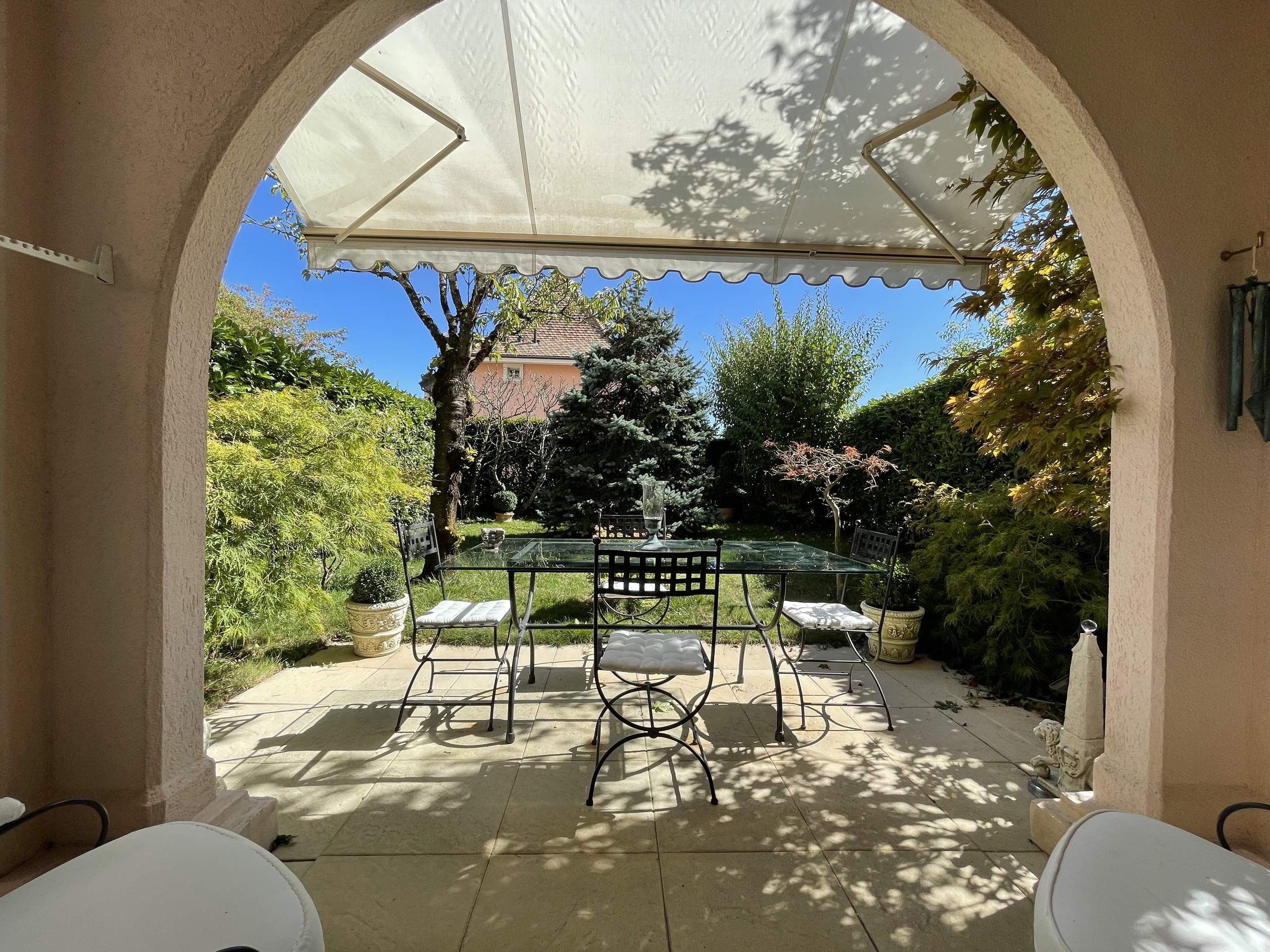 Überdachte Terrasse mit Gartenblick