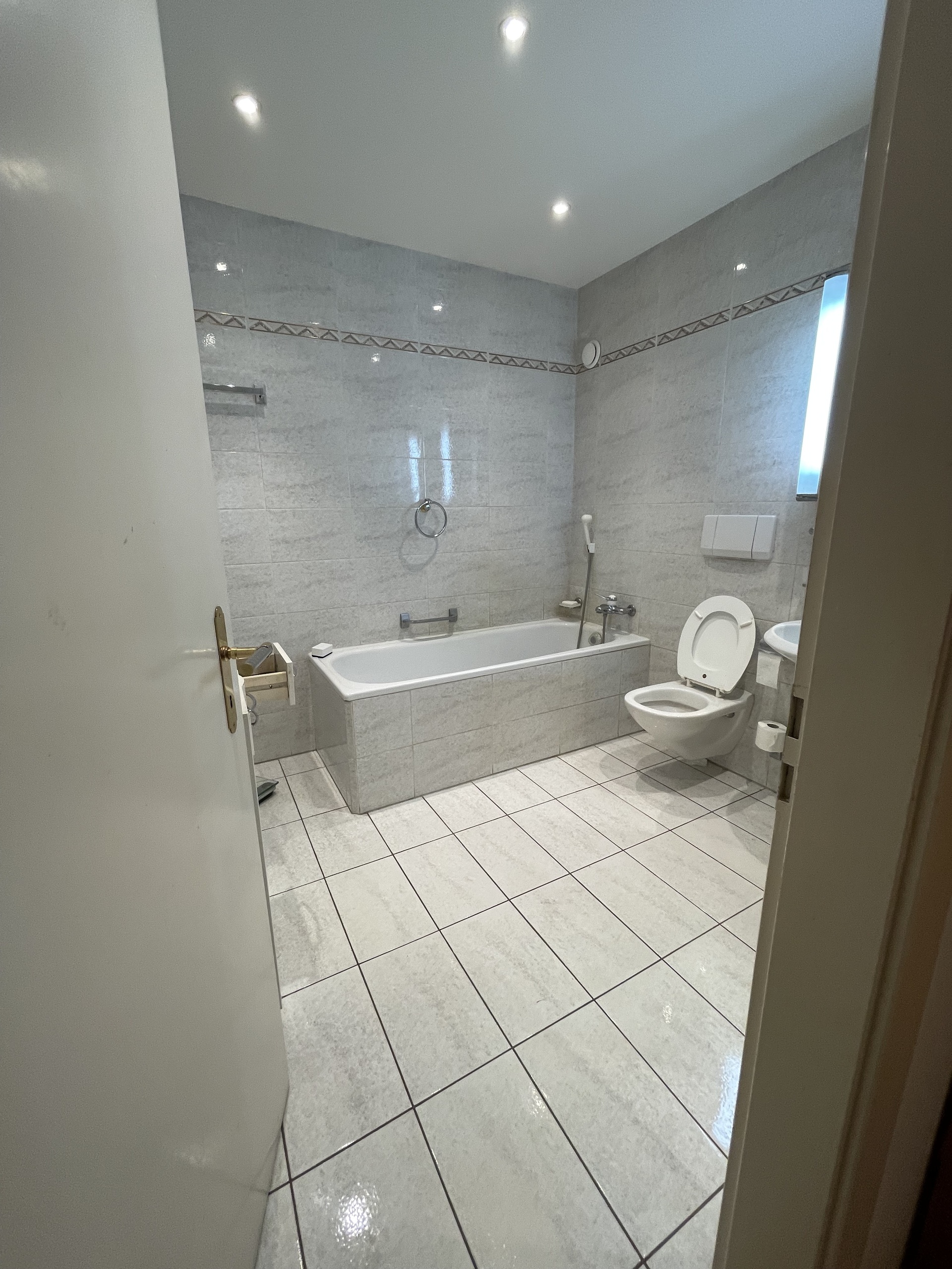 Badezimmer mit Badewanne und WC