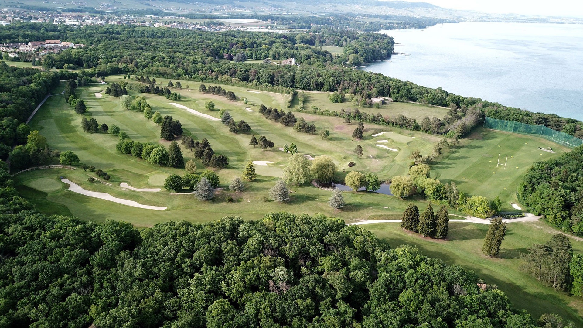 Luftaufnahme eines Golfplatzes am See