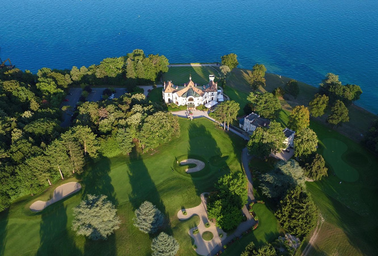 Luftaufnahme eines Golf- oder Parkgrundstücks am Wasser