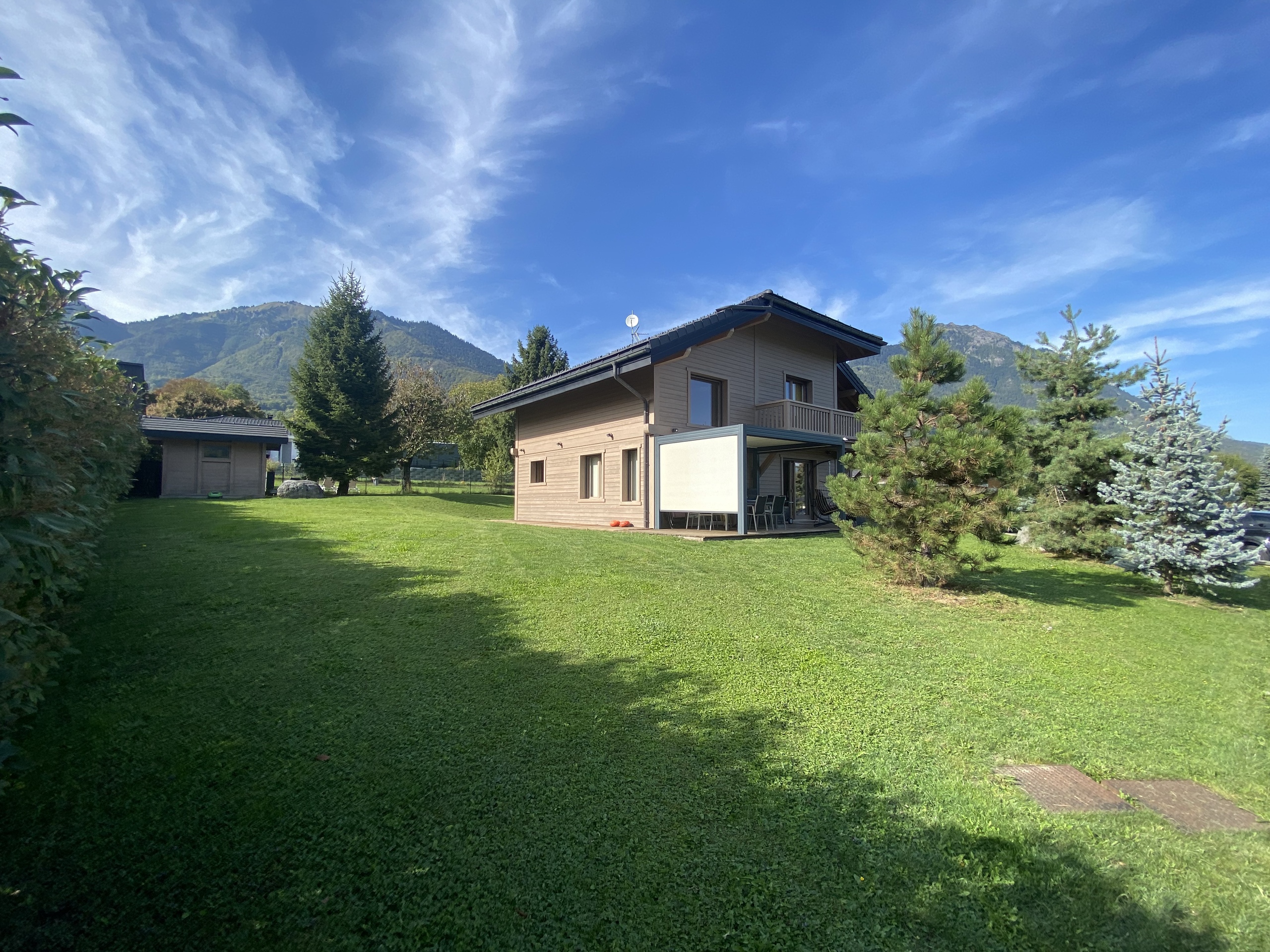 Haus mit großem Garten und Bergkulisse