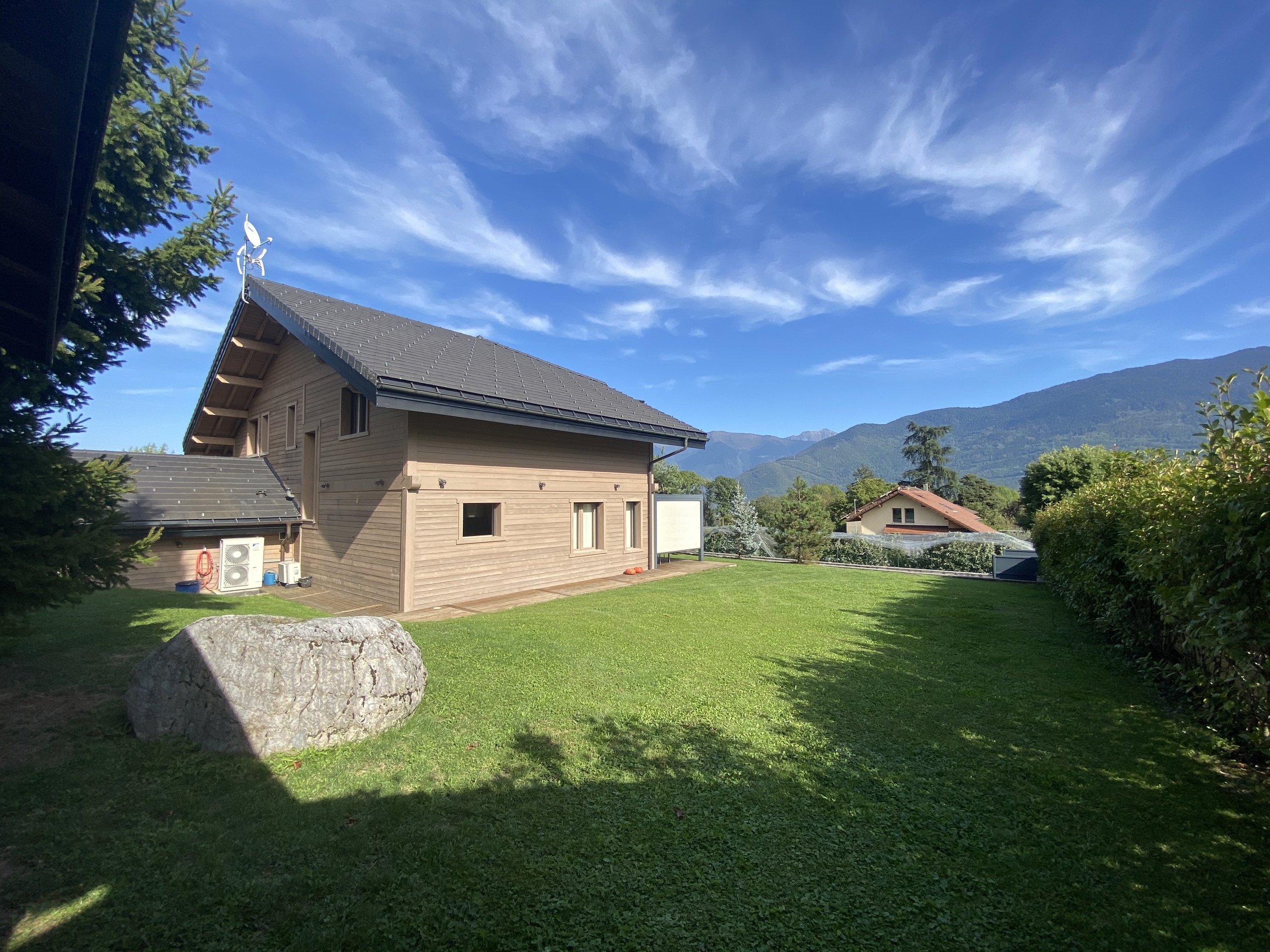 Holzhaus mit Bergblick und großem Garten