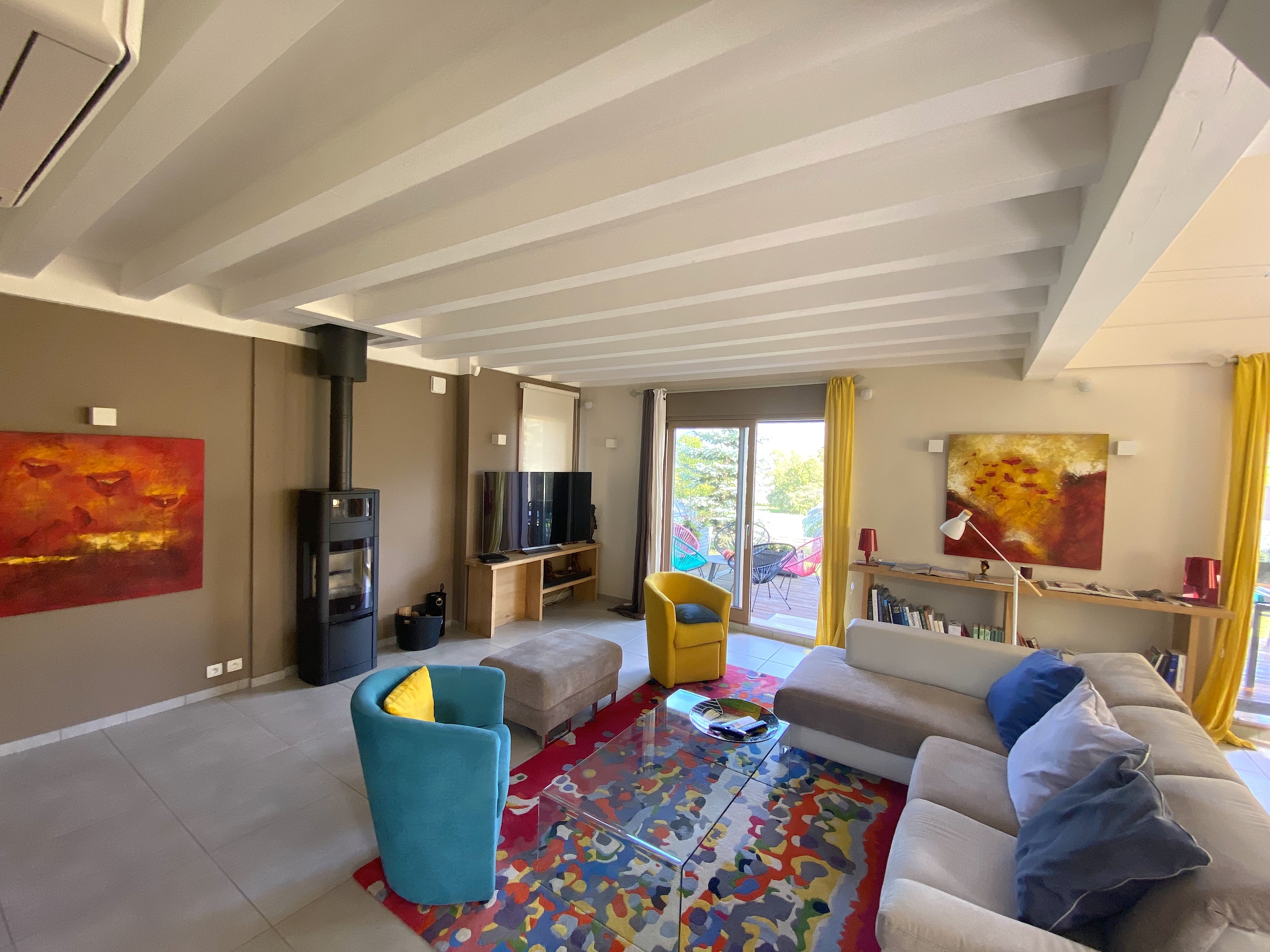 Modernes Wohnzimmer mit Kamin und farbenfroher Einrichtung