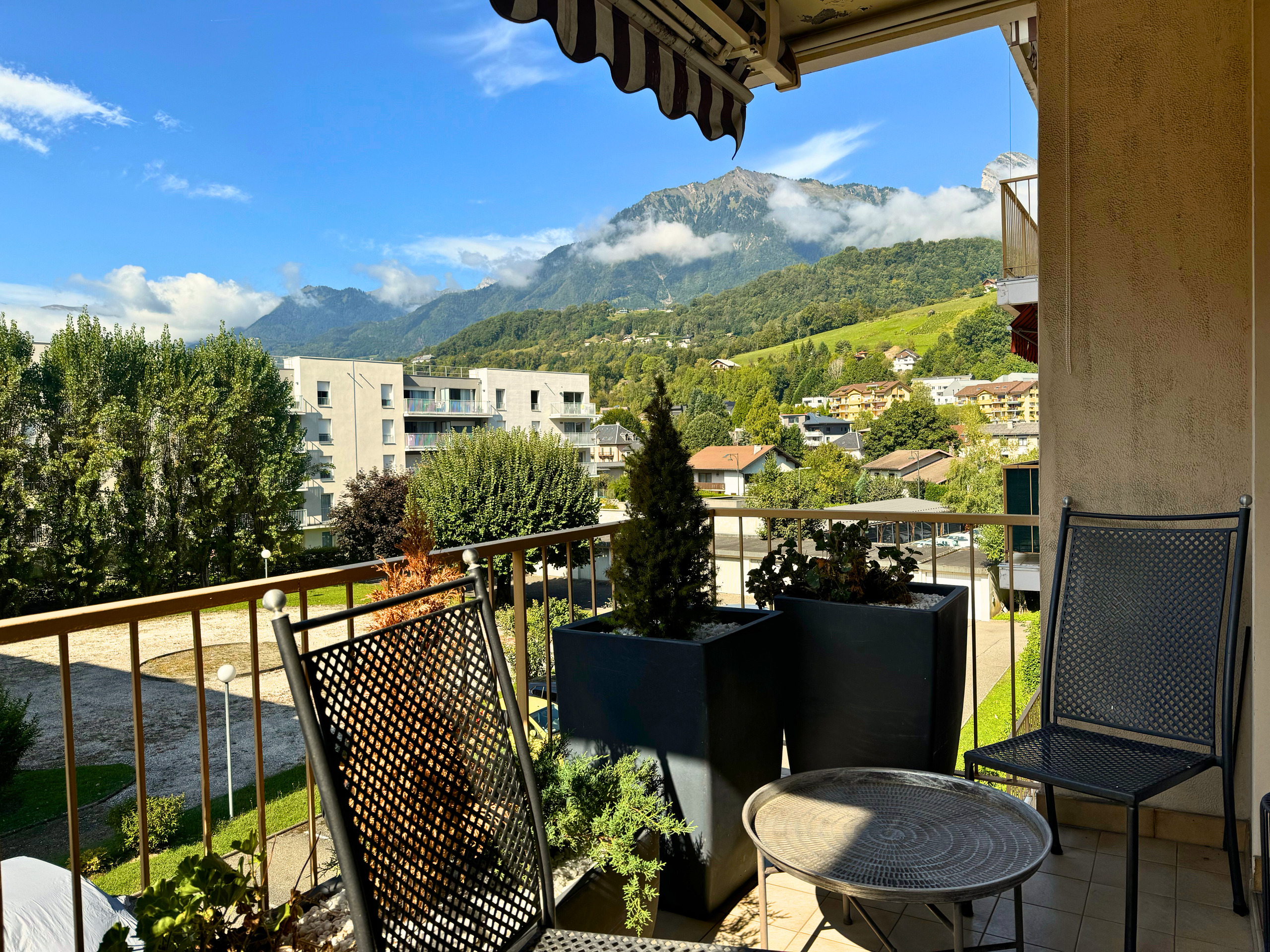 Balkon mit Bergblick