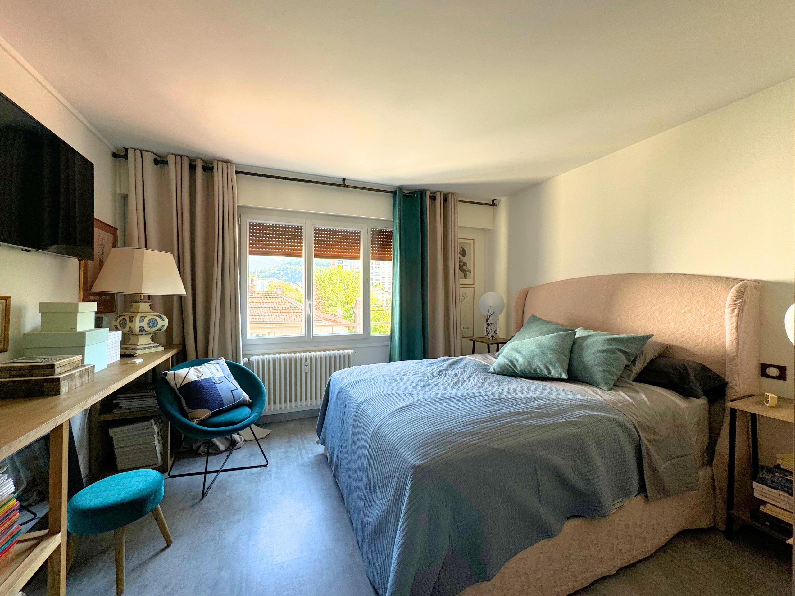 Helles Schlafzimmer mit Bett und Fensterblick