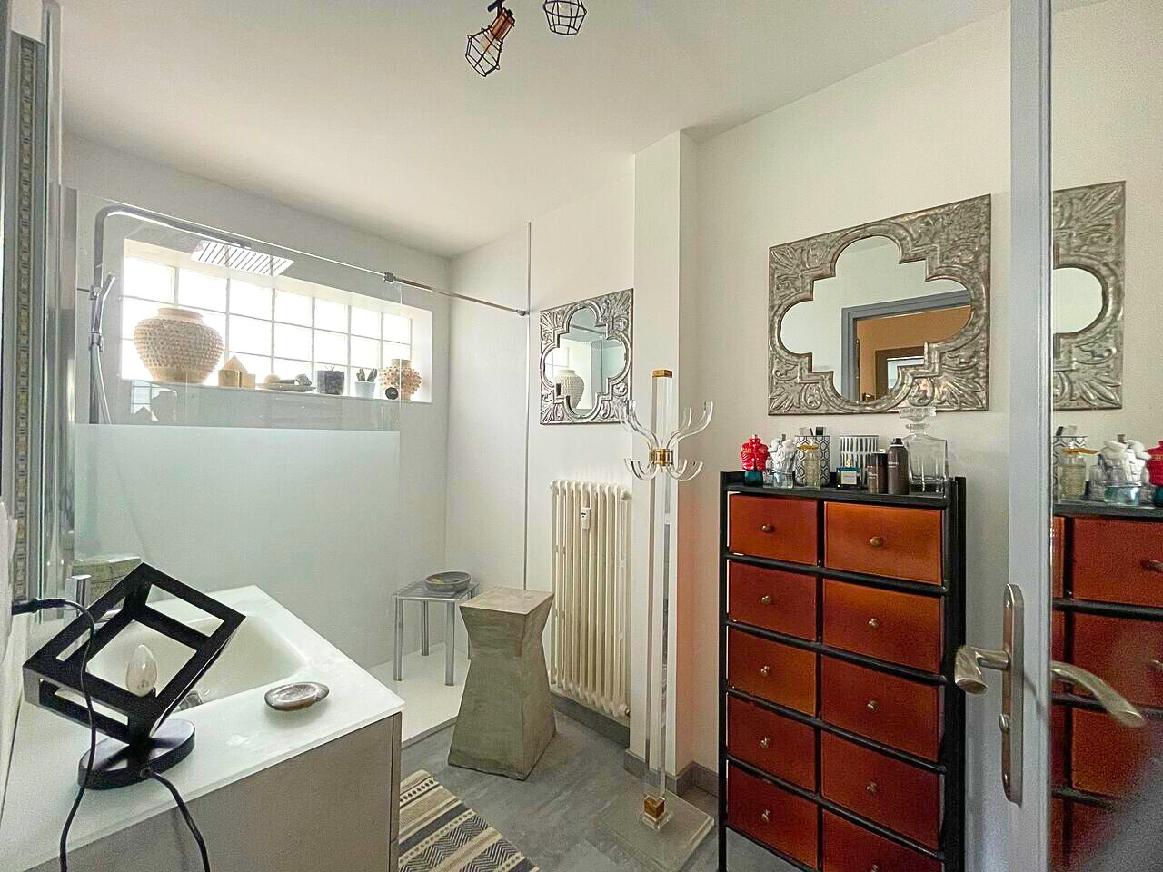 Badezimmer mit Kunstspiegeln und Fensterbank