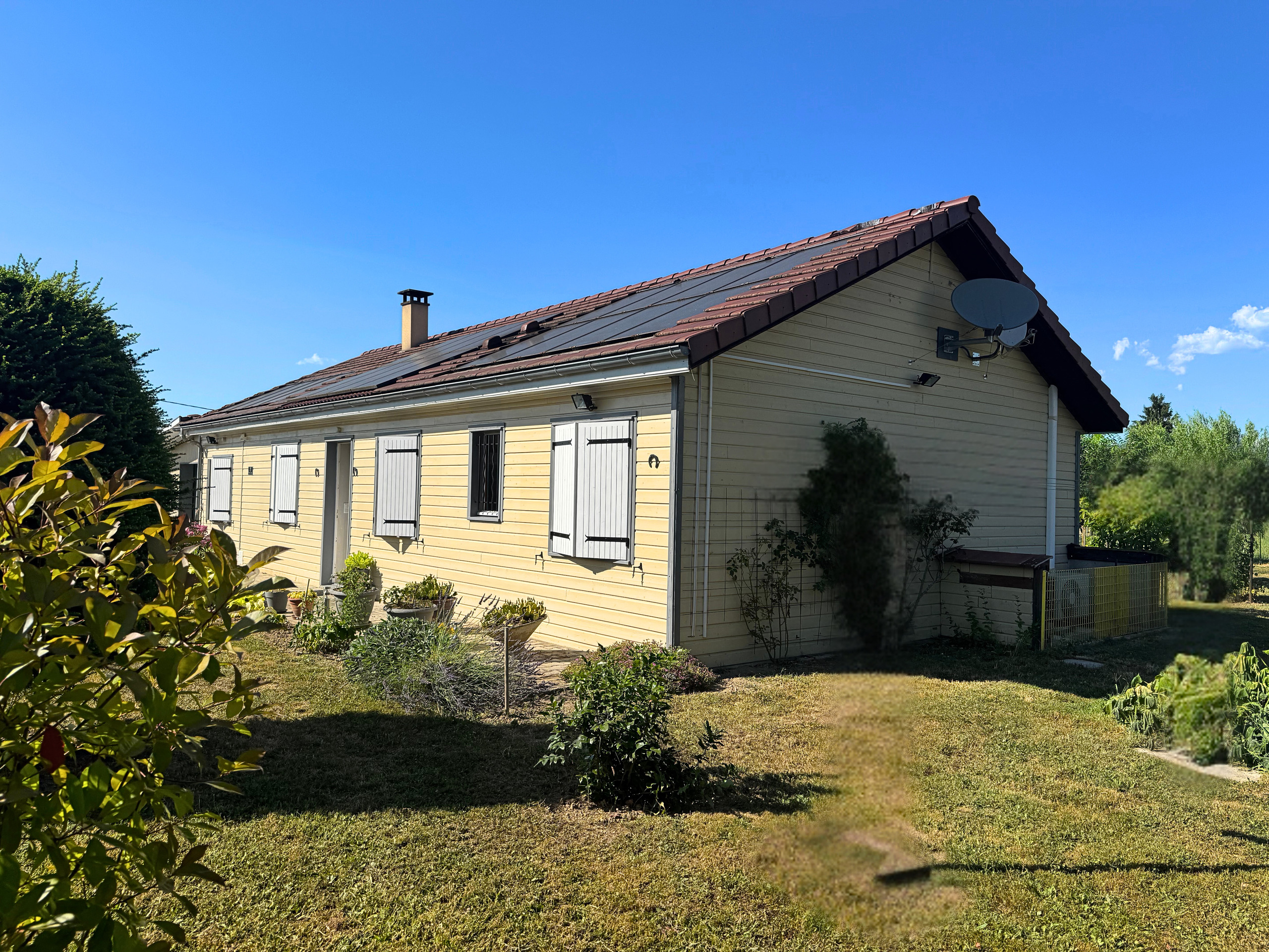 Einfamilienhaus mit Solaranlage und Garten
