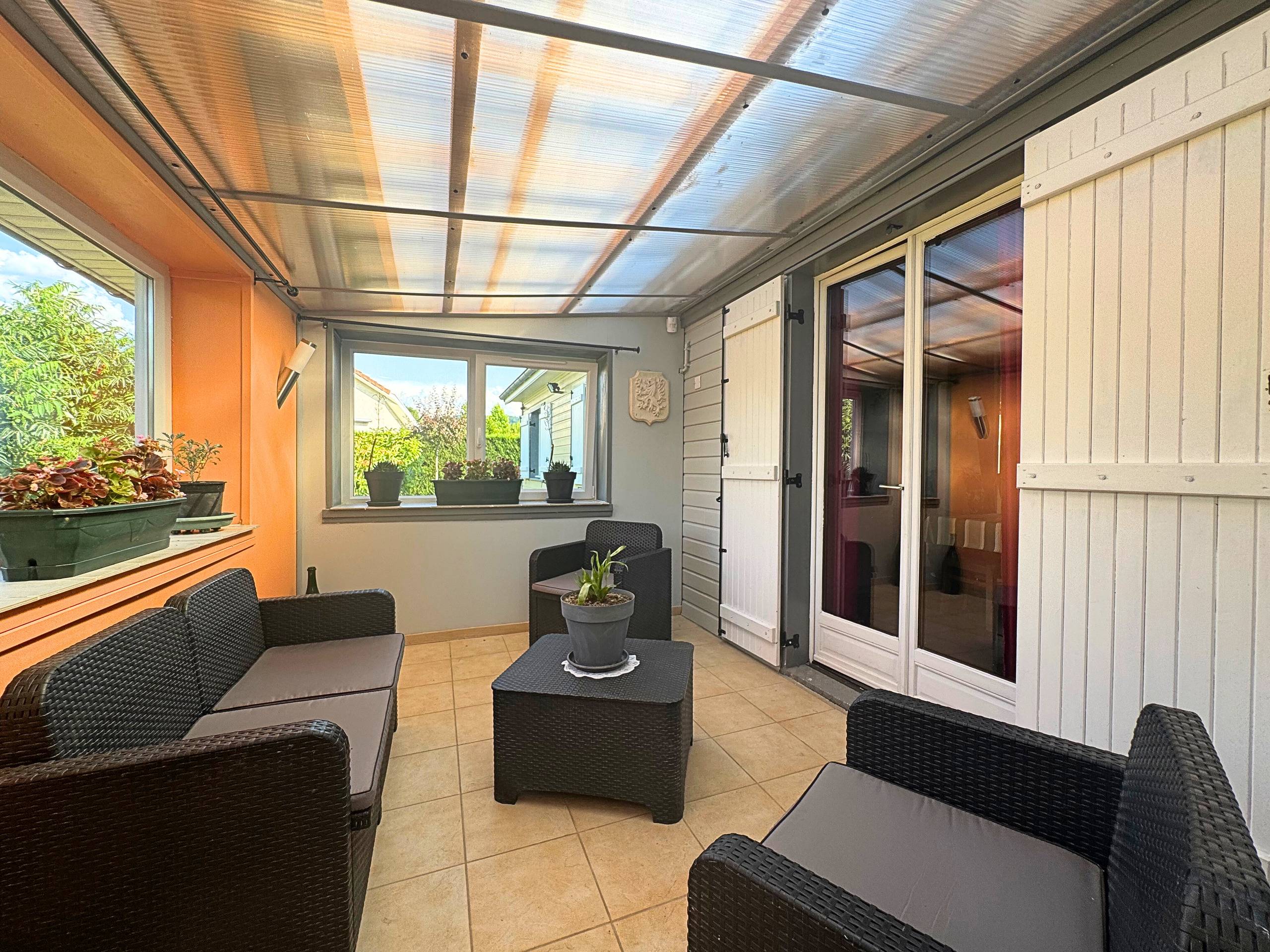 Überdachte Terrasse mit Sitzgruppe