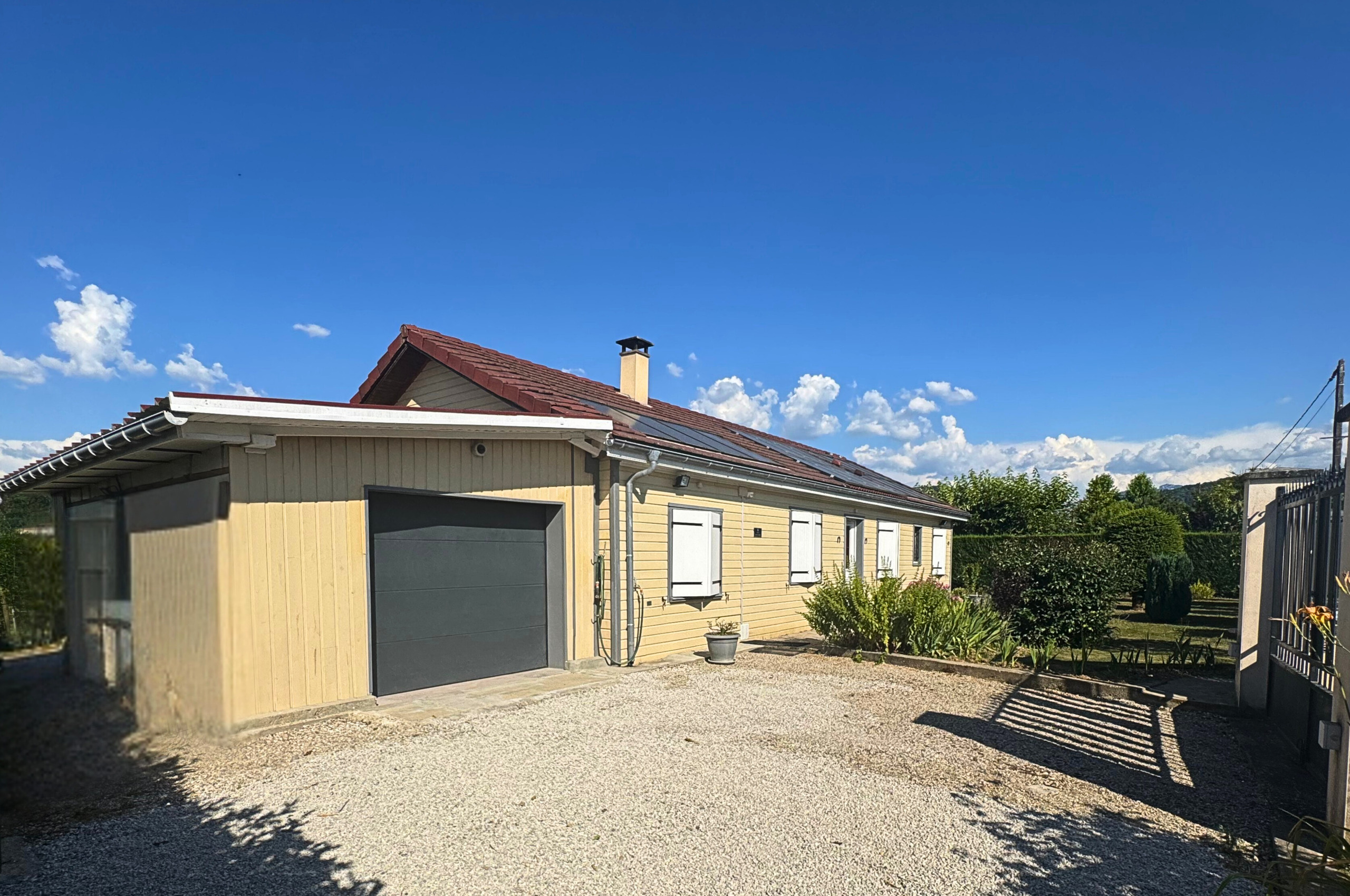 Eingeschossiges Haus mit Garten und Garage