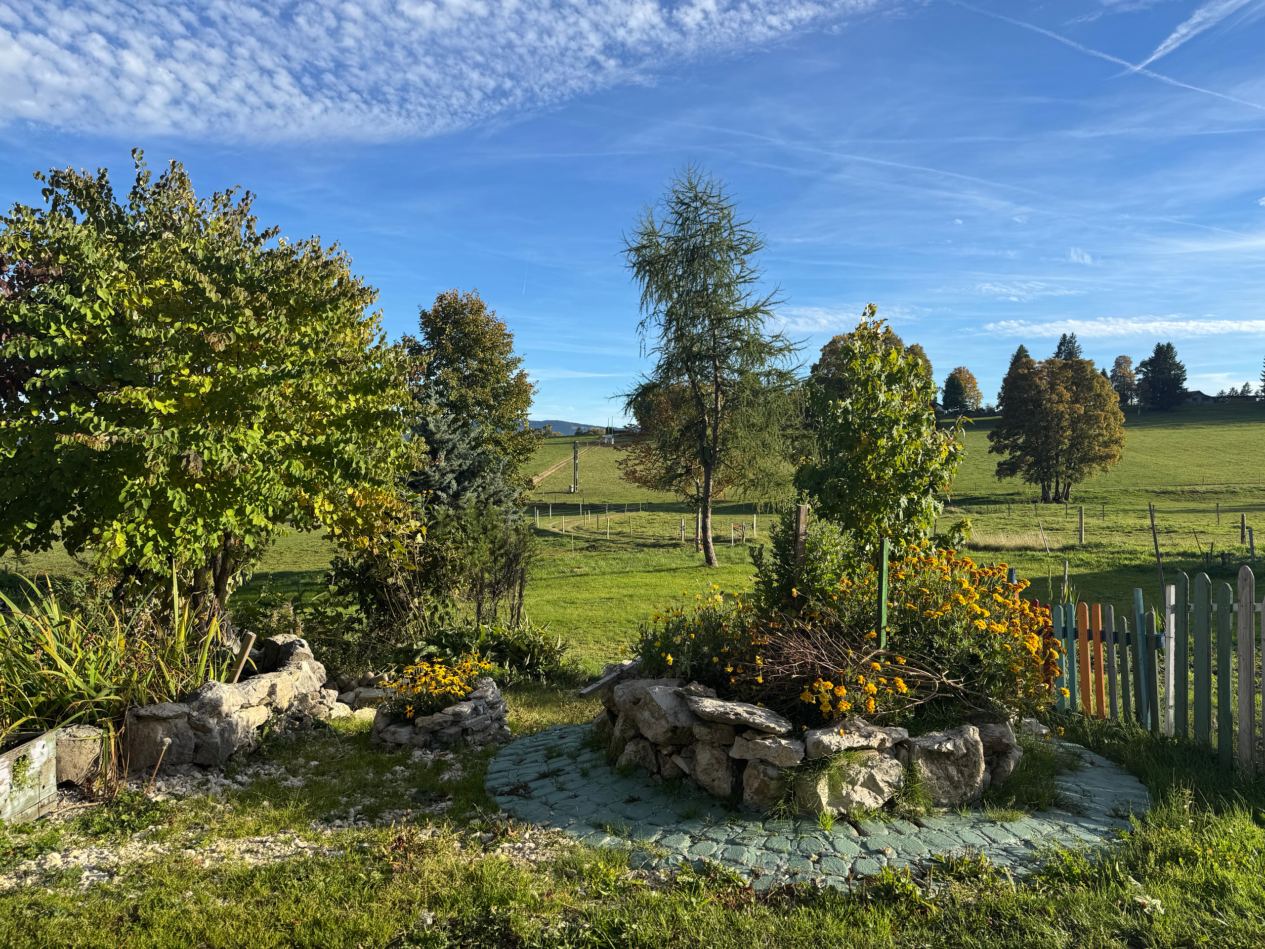 Ländlicher Garten mit Blick ins Grüne