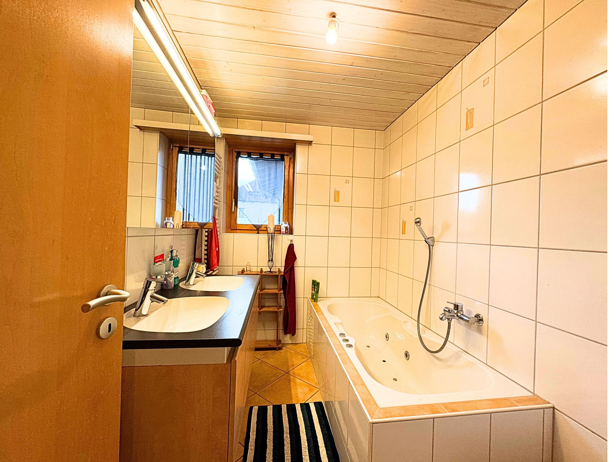 Badezimmer mit Wanne und Doppelwaschtisch