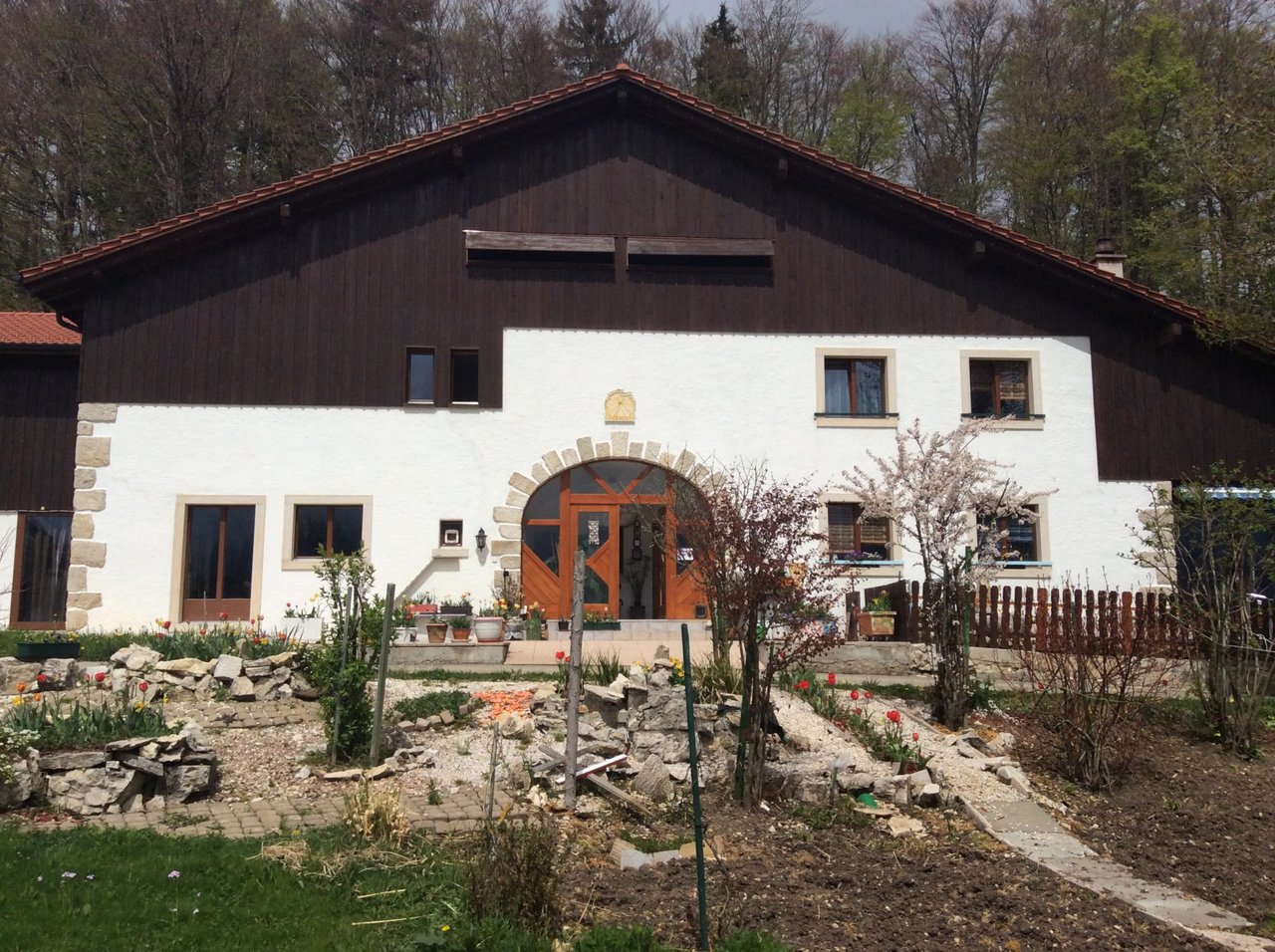 Außenansicht eines Landhauses mit Garten