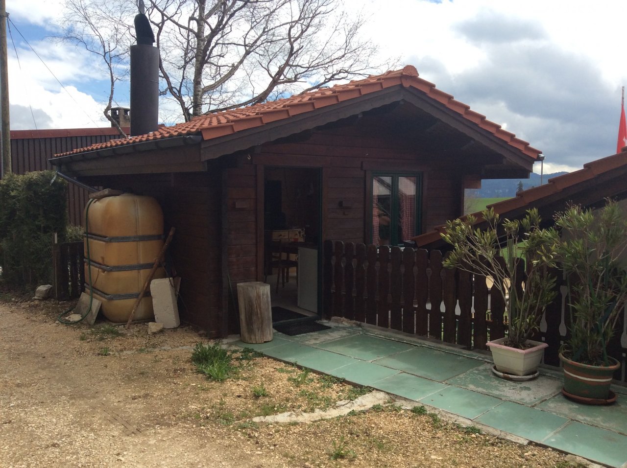 Kleine Holzhütte mit gepflastertem Eingang