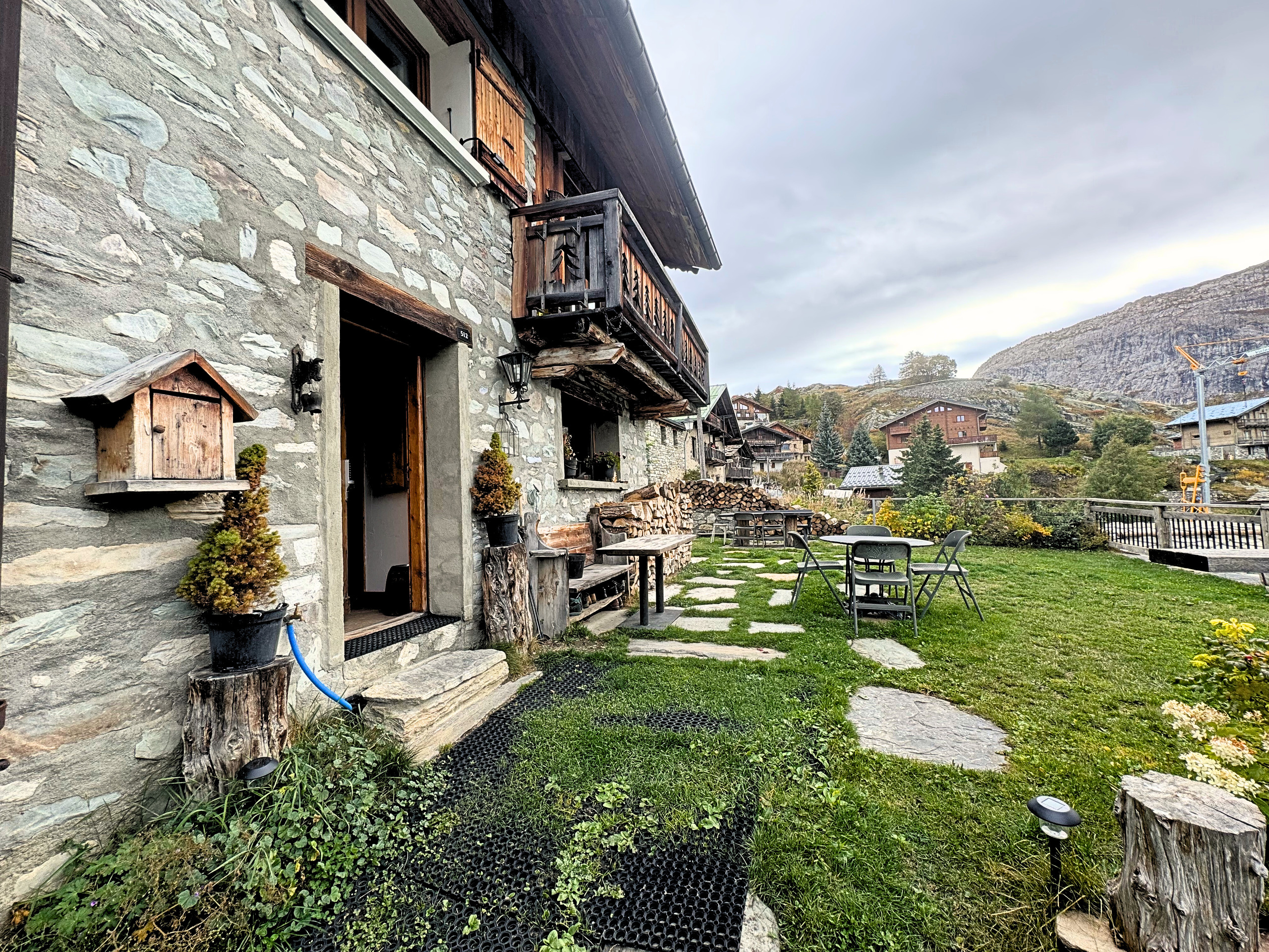 Alpines Steinhaus mit Garten