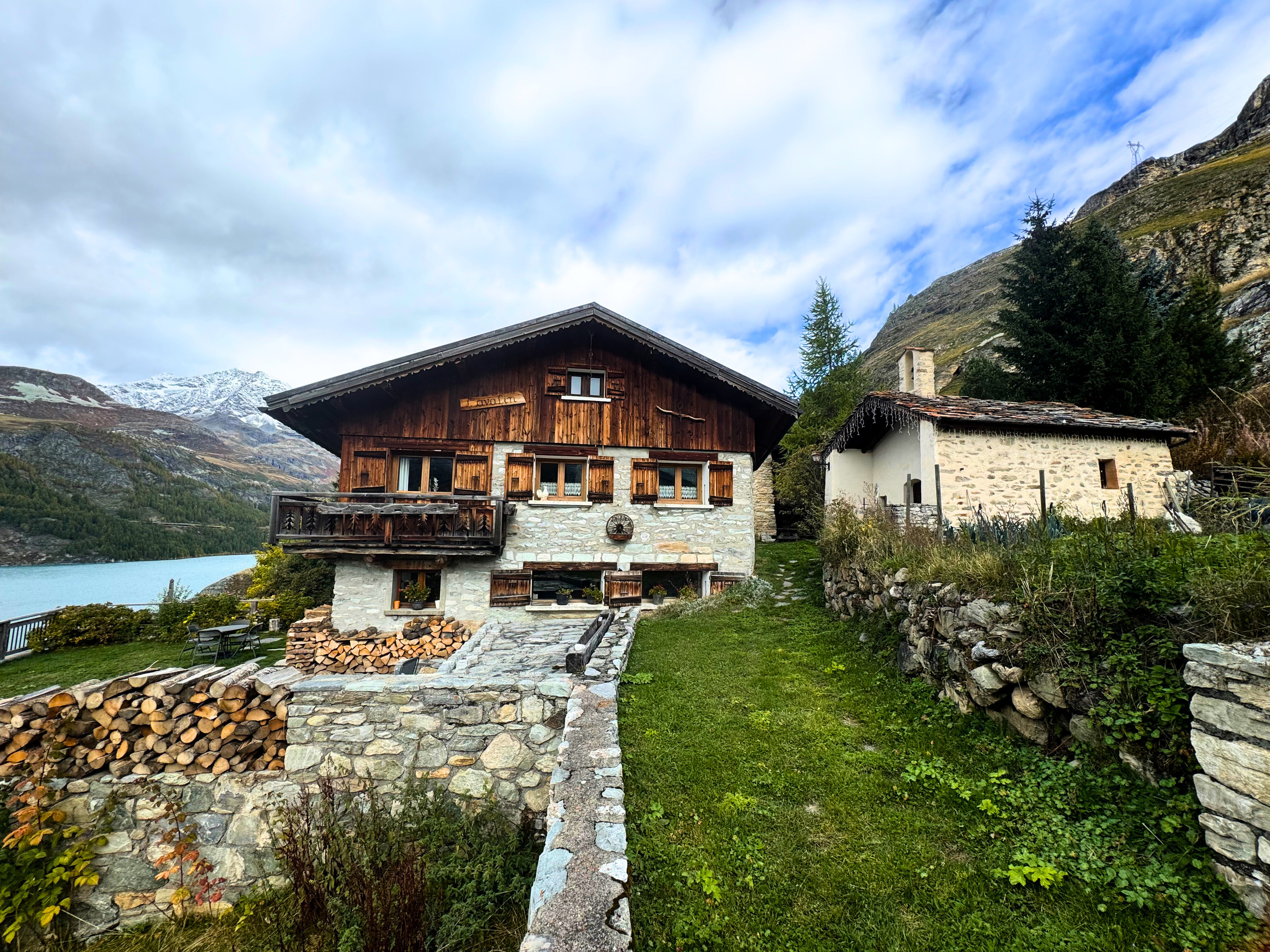 Bergchalet mit Seeblick