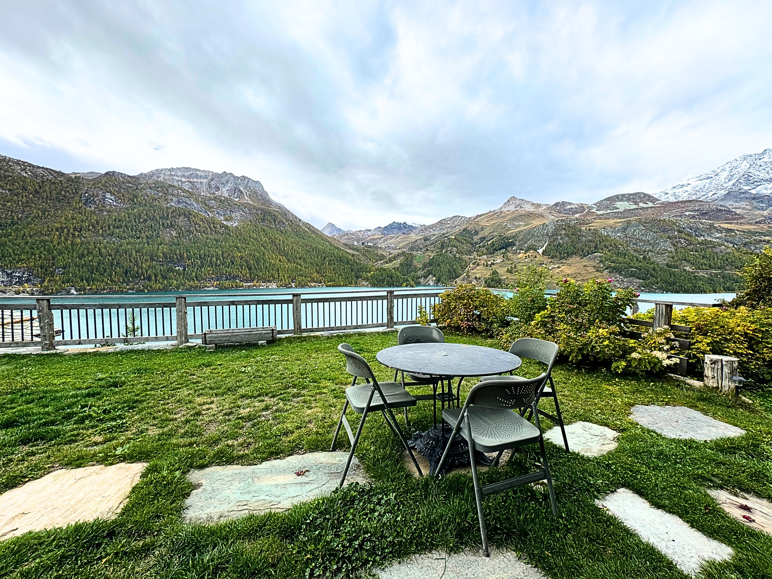 Seeterrasse mit Bergpanorama
