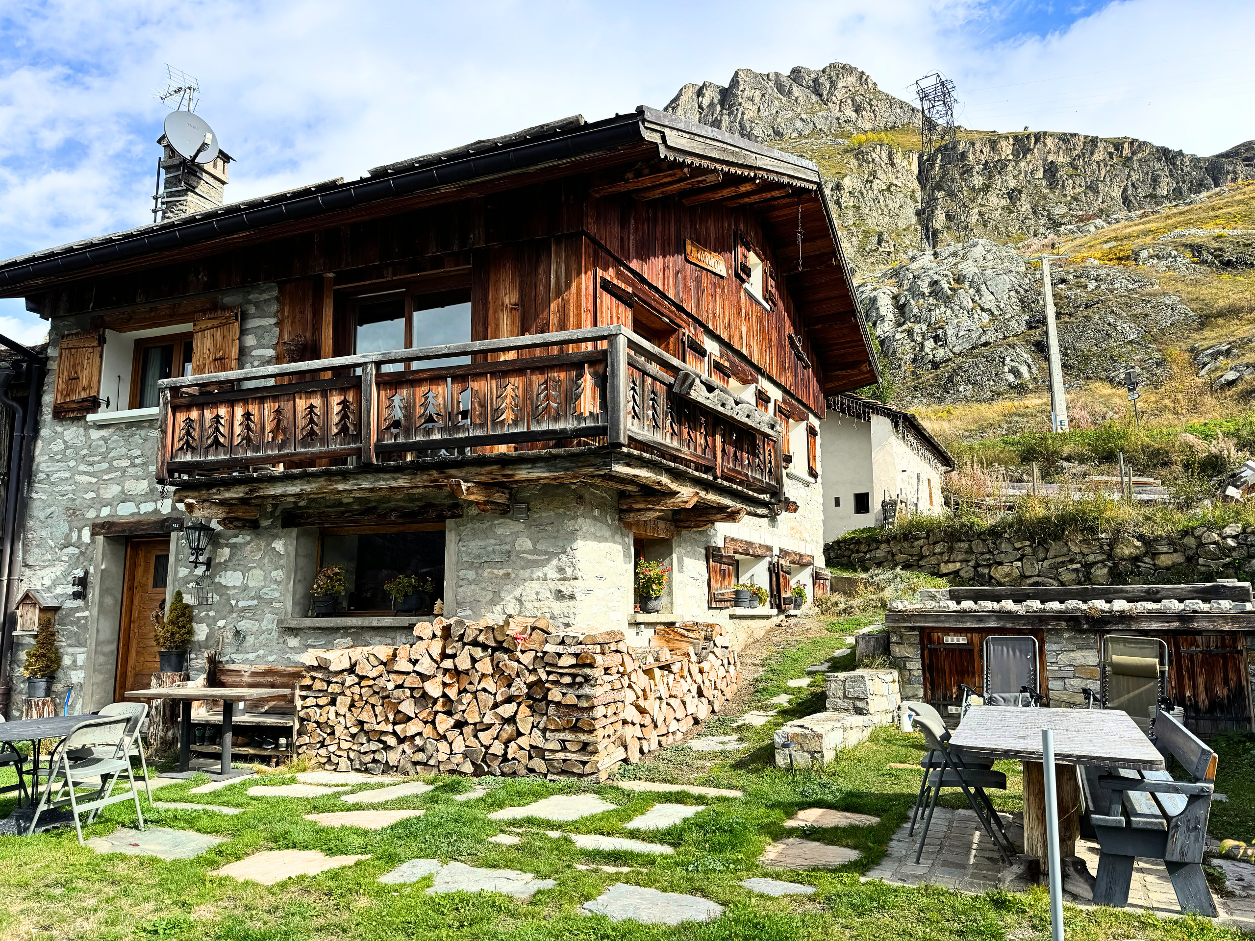 Alpines Berghaus mit Terrasse