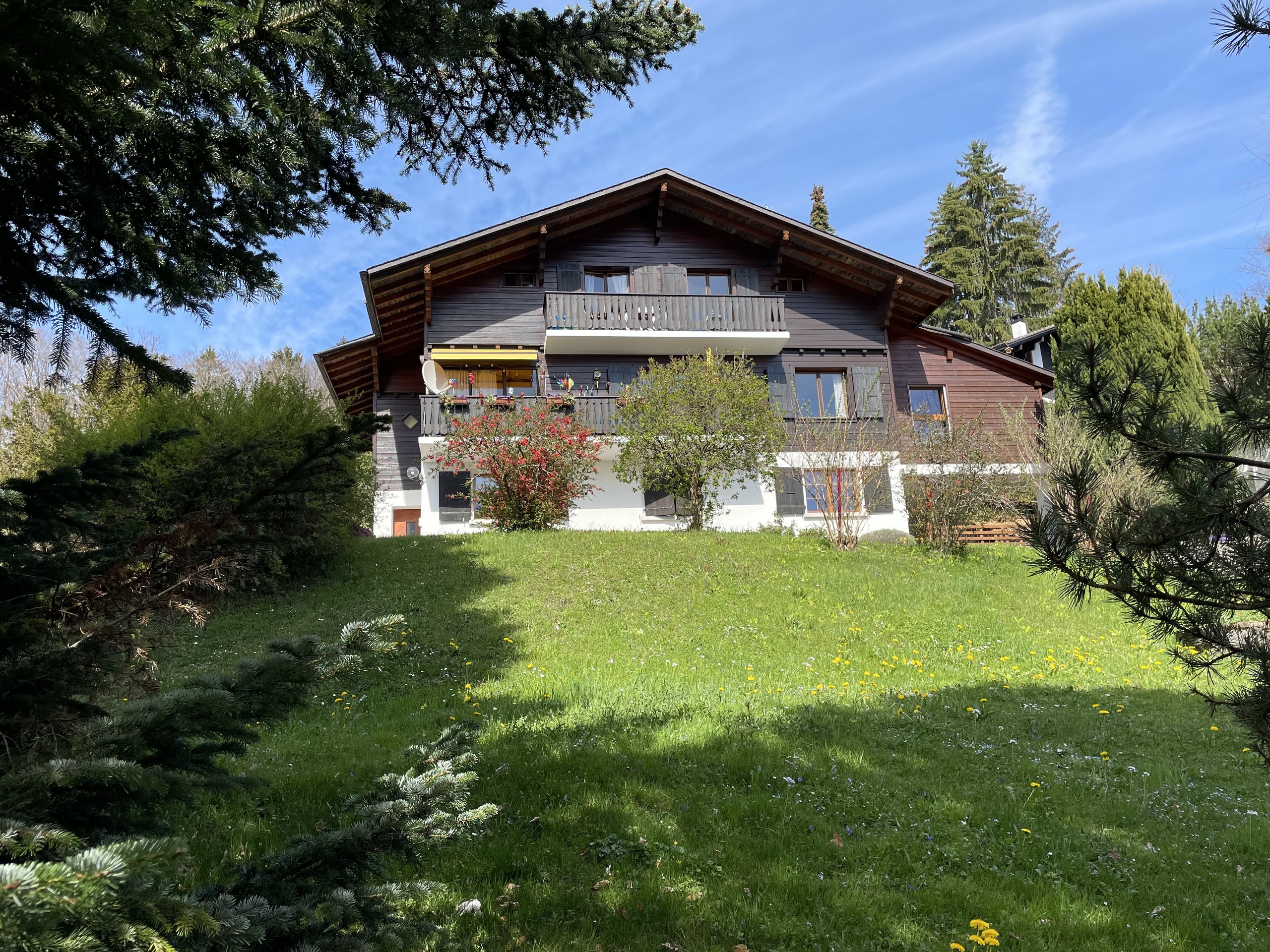 Alpines Wohnhaus mit Garten