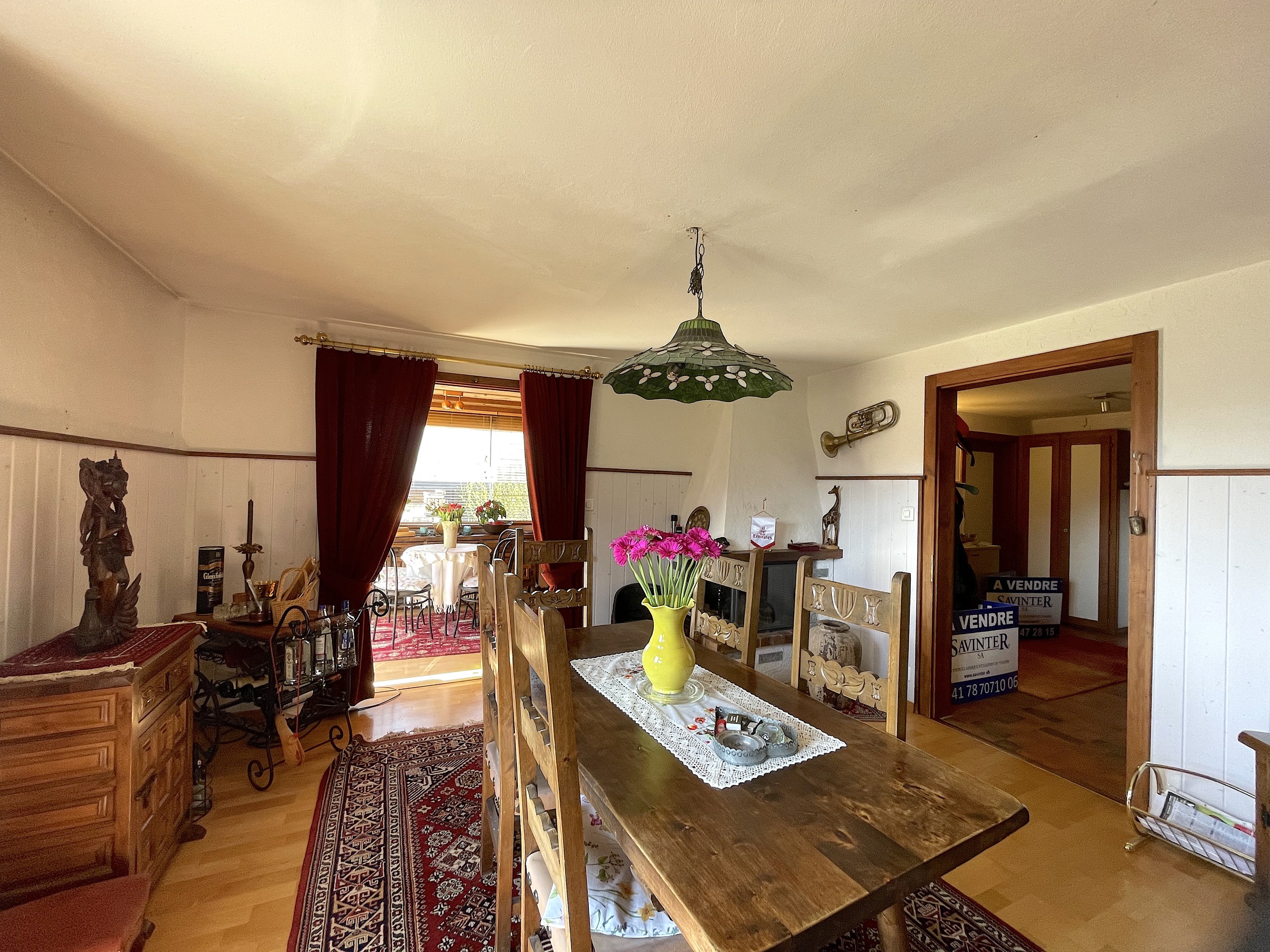 Esszimmer mit Blick in angrenzende Räume